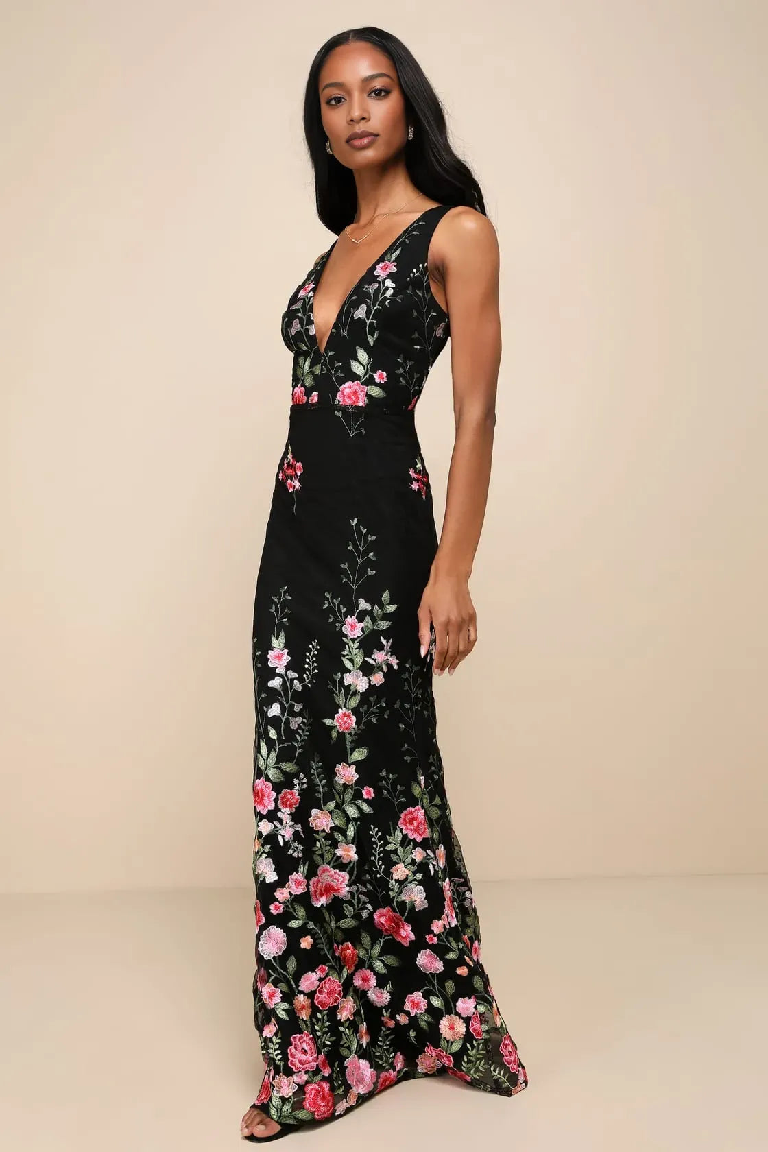 Elegant Sheath Plunging V-Neck Sleeveless Mesh Floral Embroidered Evening Gown
