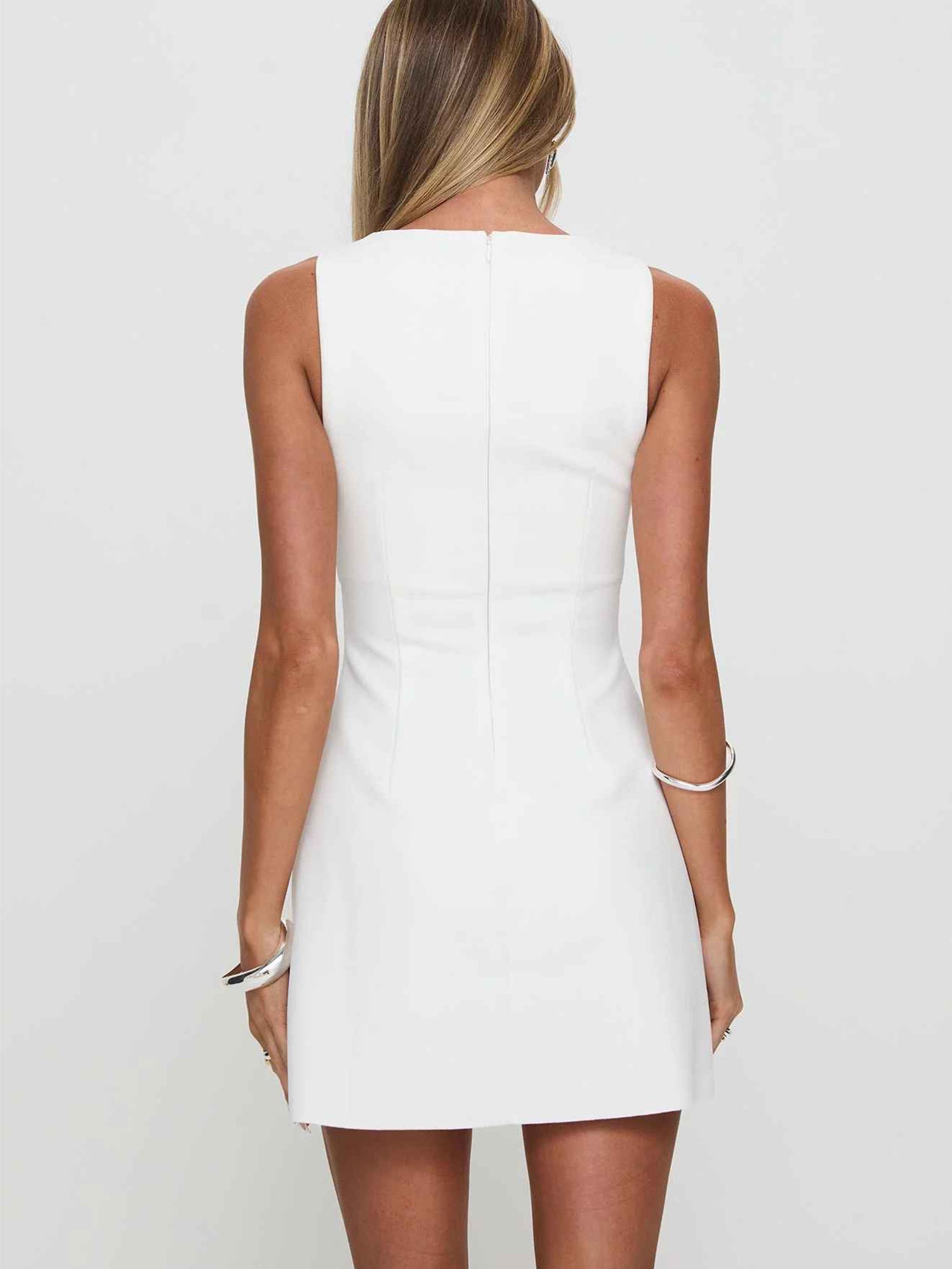 Minivestido blanco de fiesta de regreso a casa, sin mangas, con cuello tipo barco, corte estructurado y falda acampanada