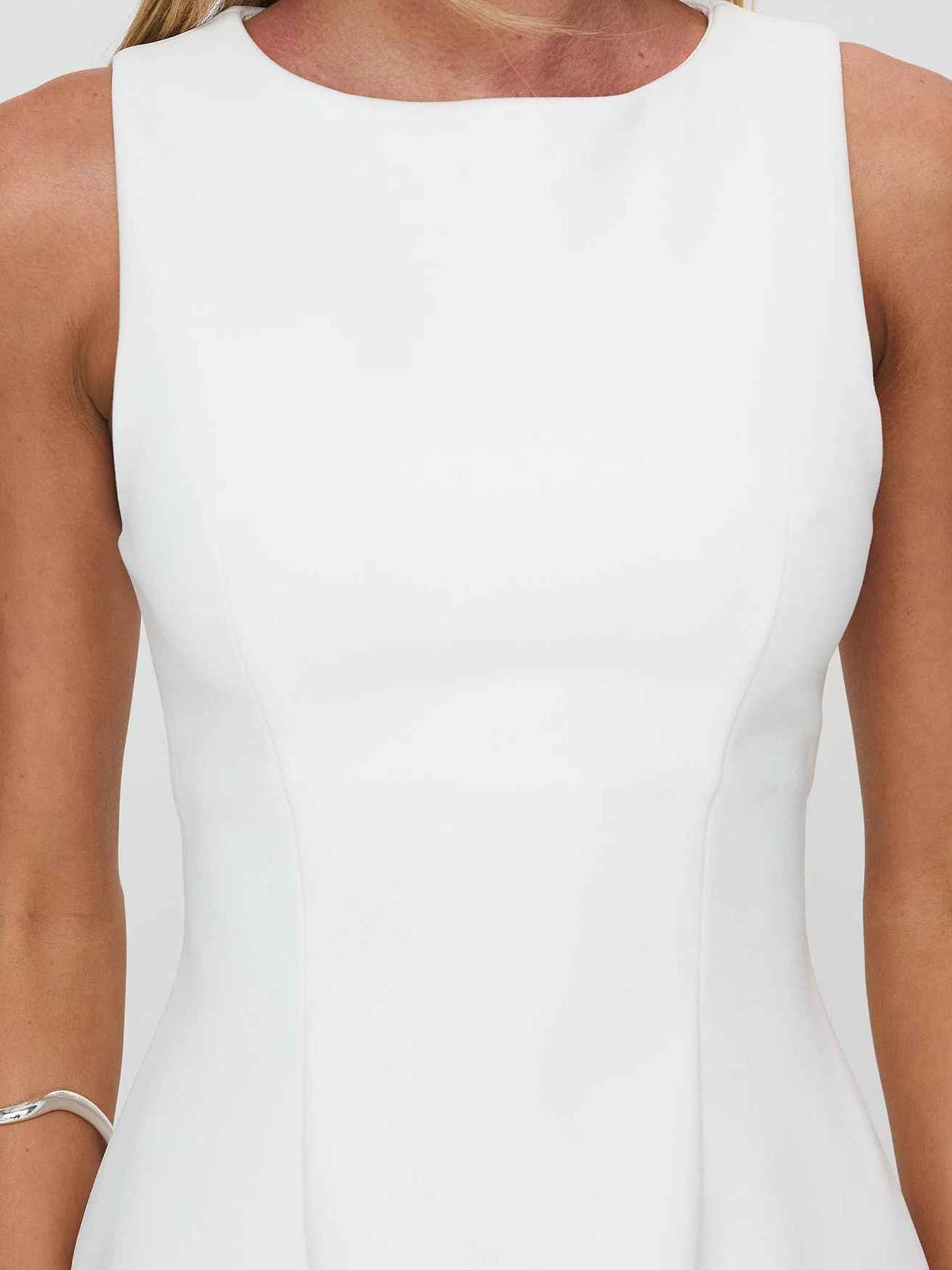 Minivestido blanco de fiesta de regreso a casa, sin mangas, con cuello tipo barco, corte estructurado y falda acampanada