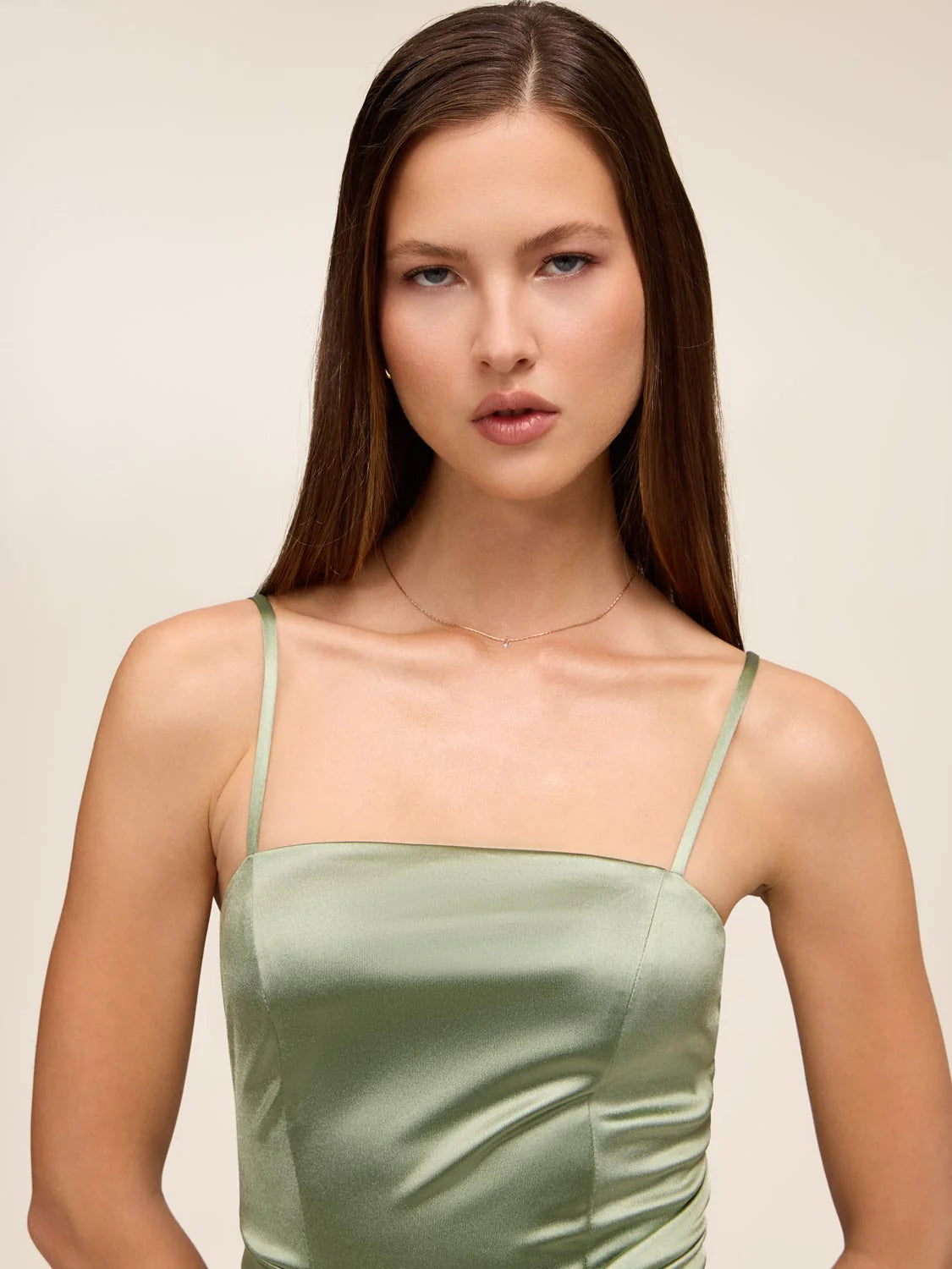 Vestido largo formal de satén fruncido con abertura, cuello cuadrado y corte ceñido elegante