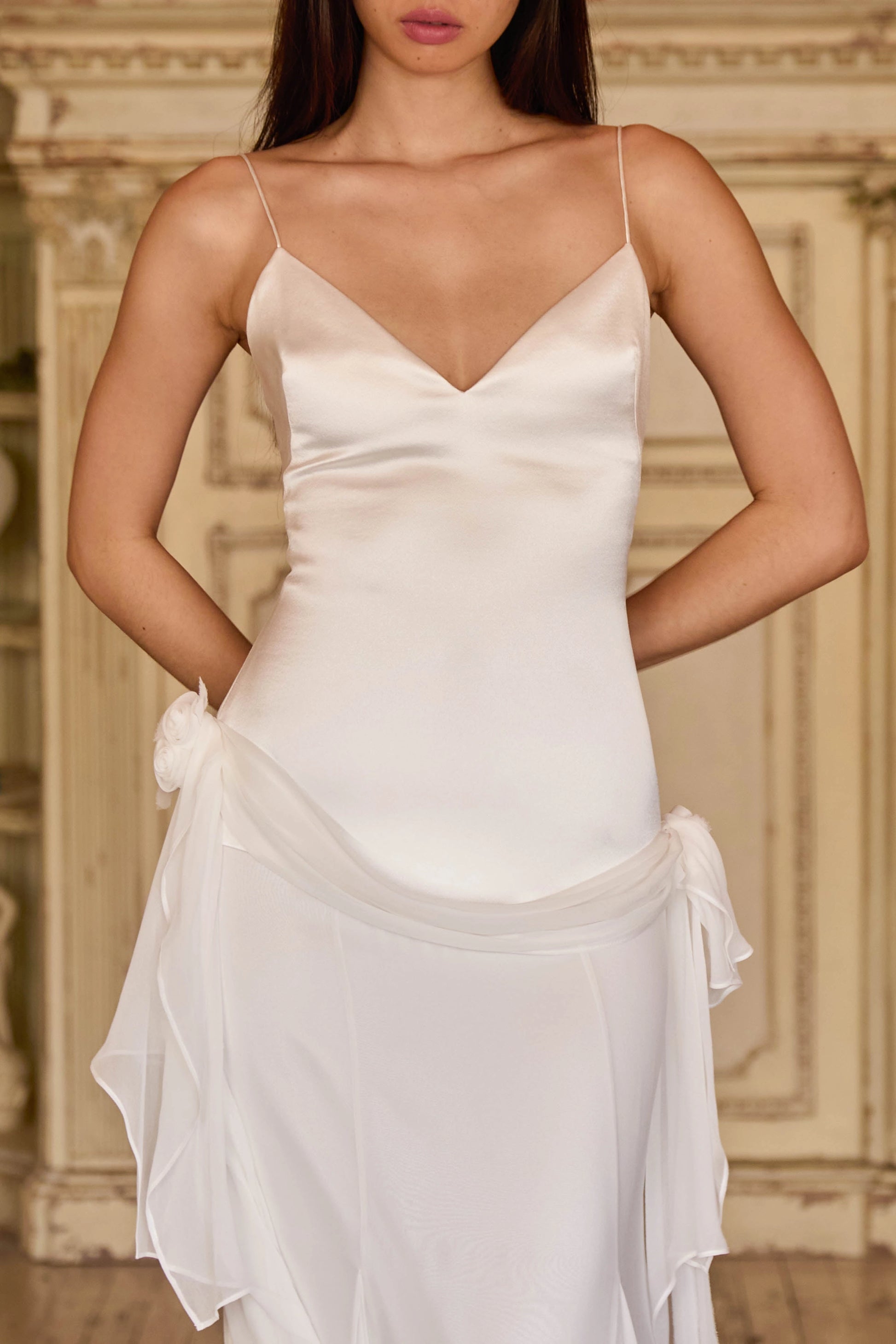 Romantic Mermaid V‑neck Spaghetti‑strap Button‑back Train‑length Prom Dress