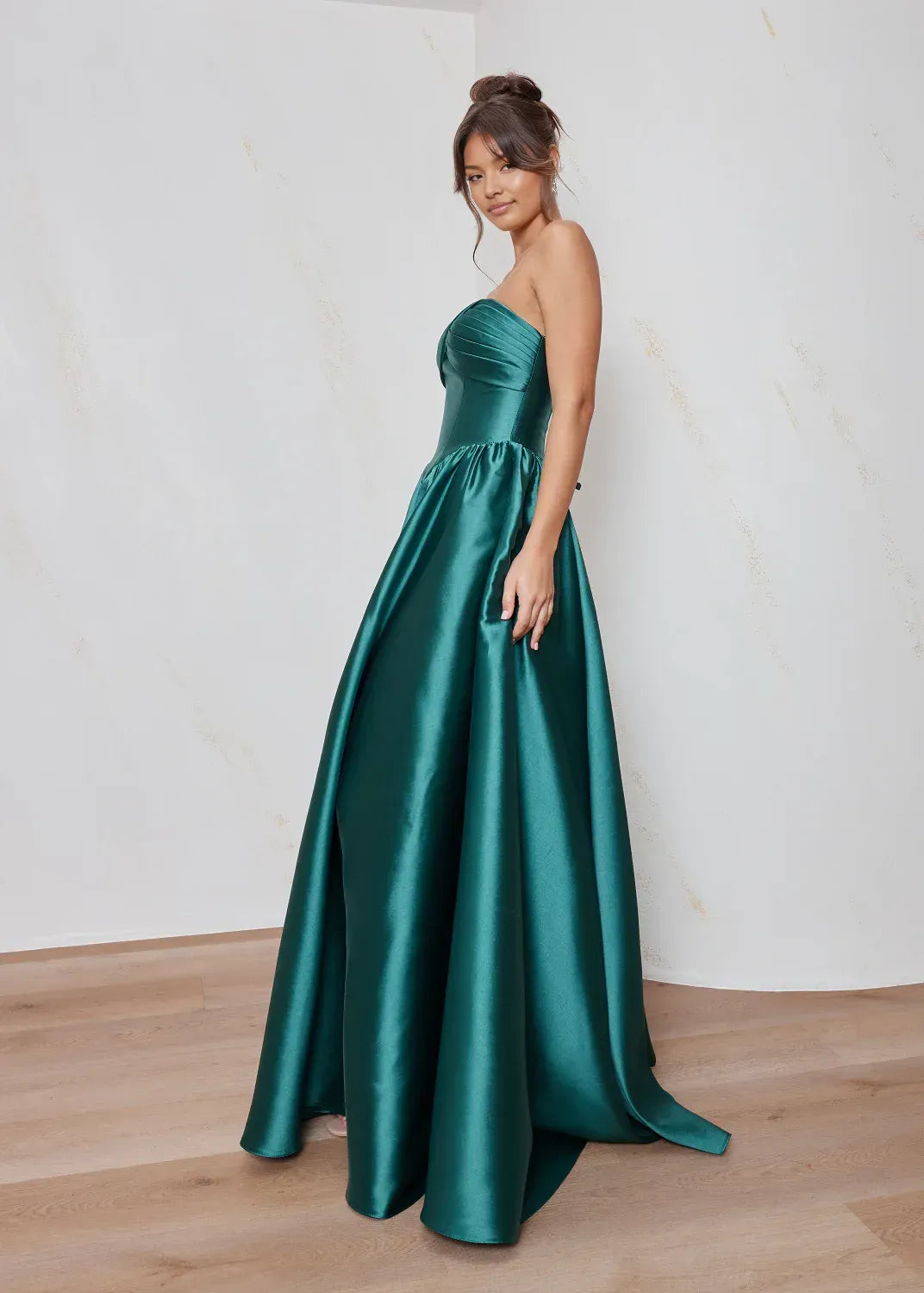 Elegant A-Line Sweetheart Strapless Satin Pleated Lace-Up Prom Dress