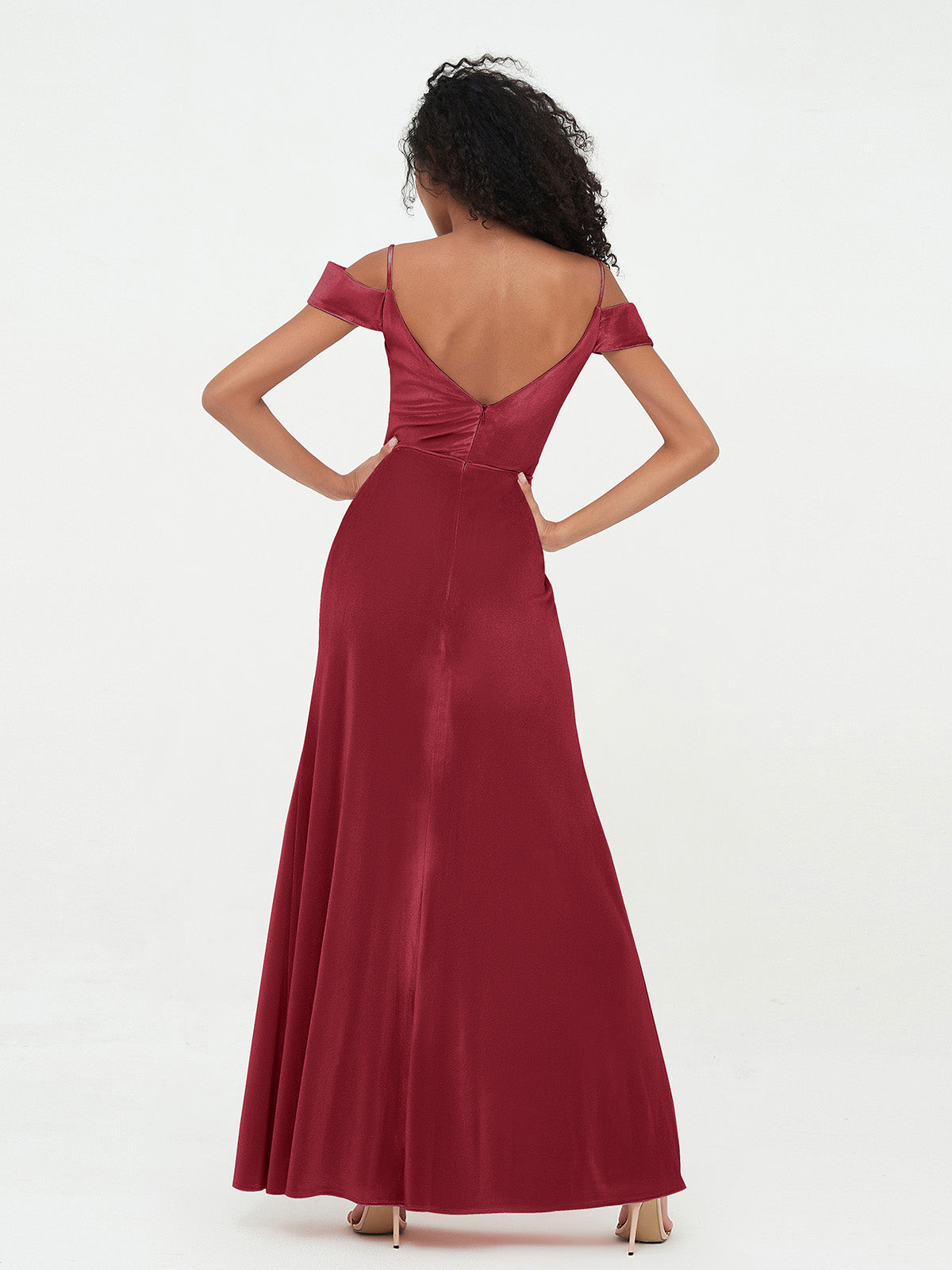 Vestido largo de fiesta de satén color borgoña con hombros descubiertos, tirantes finos, escote en V, fruncido, abertura alta y corte sirena para graduaciones y bodas