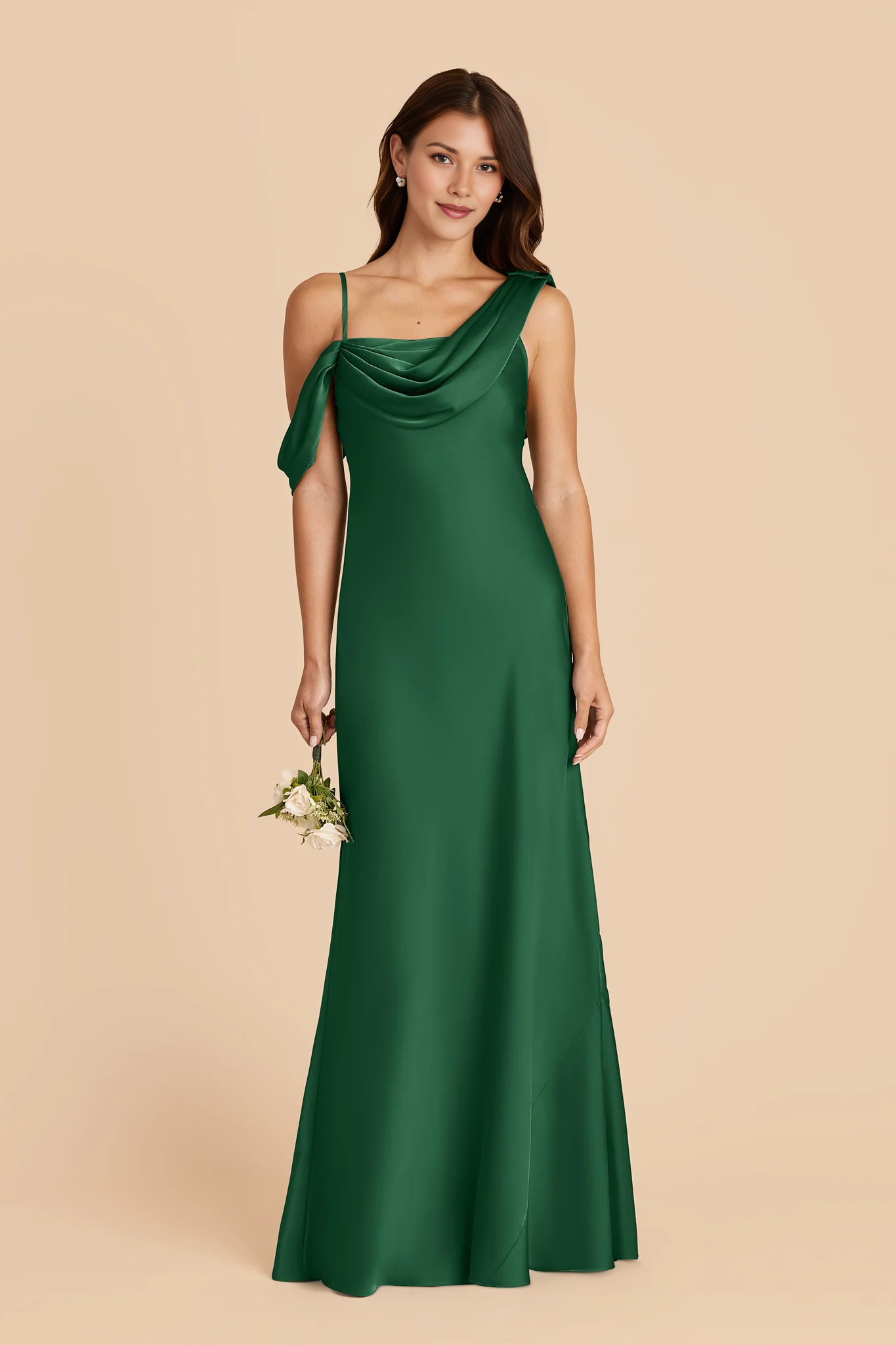 Vestido largo de dama de honor de satén tipo sirena con cuello desbocado asimétrico y hombros descubiertos