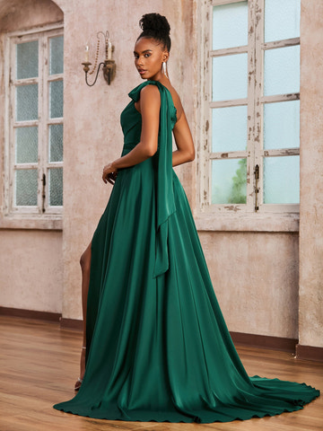 Vestido largo formal de satén verde esmeralda con un hombro, lazo drapeado en la cintura, abertura alta y cola para bailes de graduación y eventos de boda
