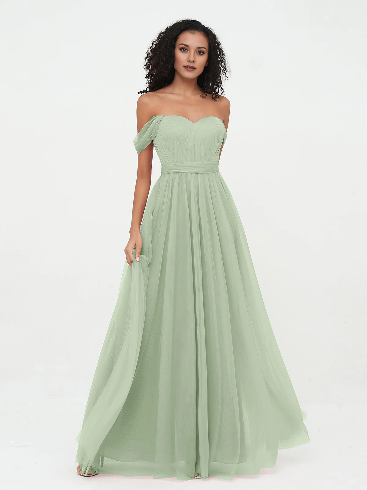 Vestido largo de dama de honor con hombros descubiertos, escote corazón, cintura plisada de tul y lazo en la espalda.