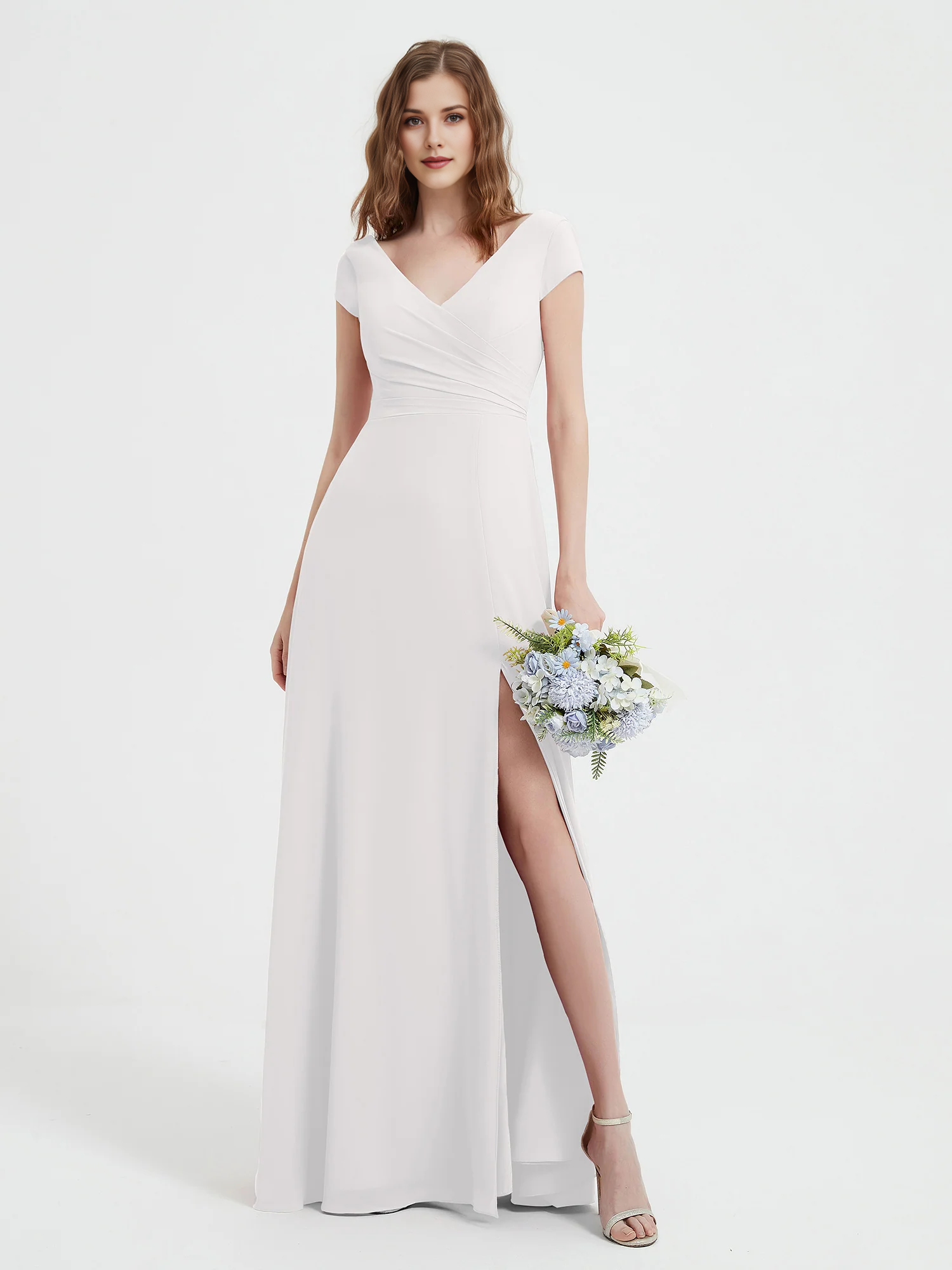 Vestido largo de noche de gasa para damas de honor con cuello en V, manga casquillo, cintura cruzada y abertura alta