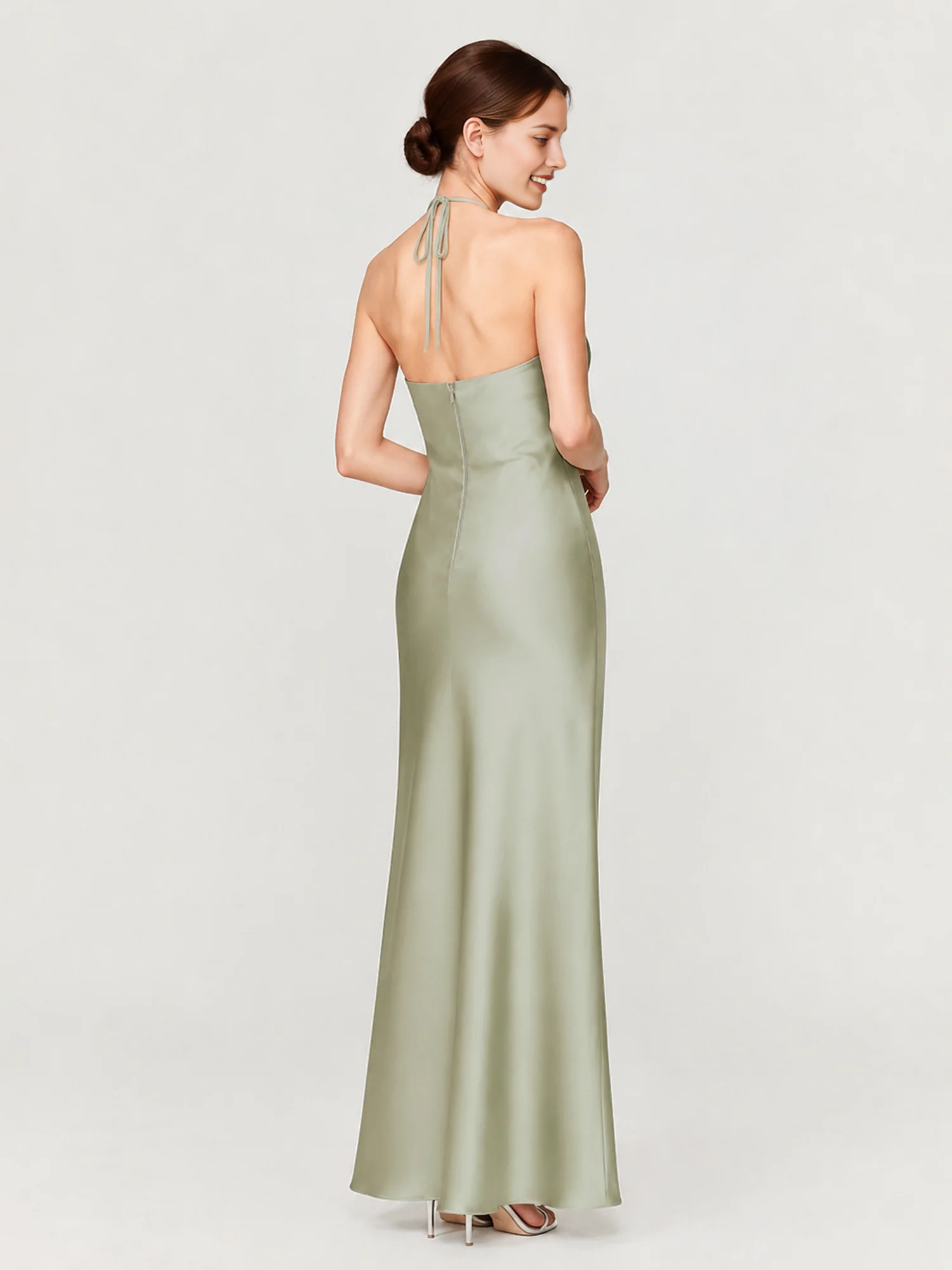 Vestido largo de dama de honor con hombros descubiertos, escote corazón, cintura plisada de tul y lazo en la espalda.