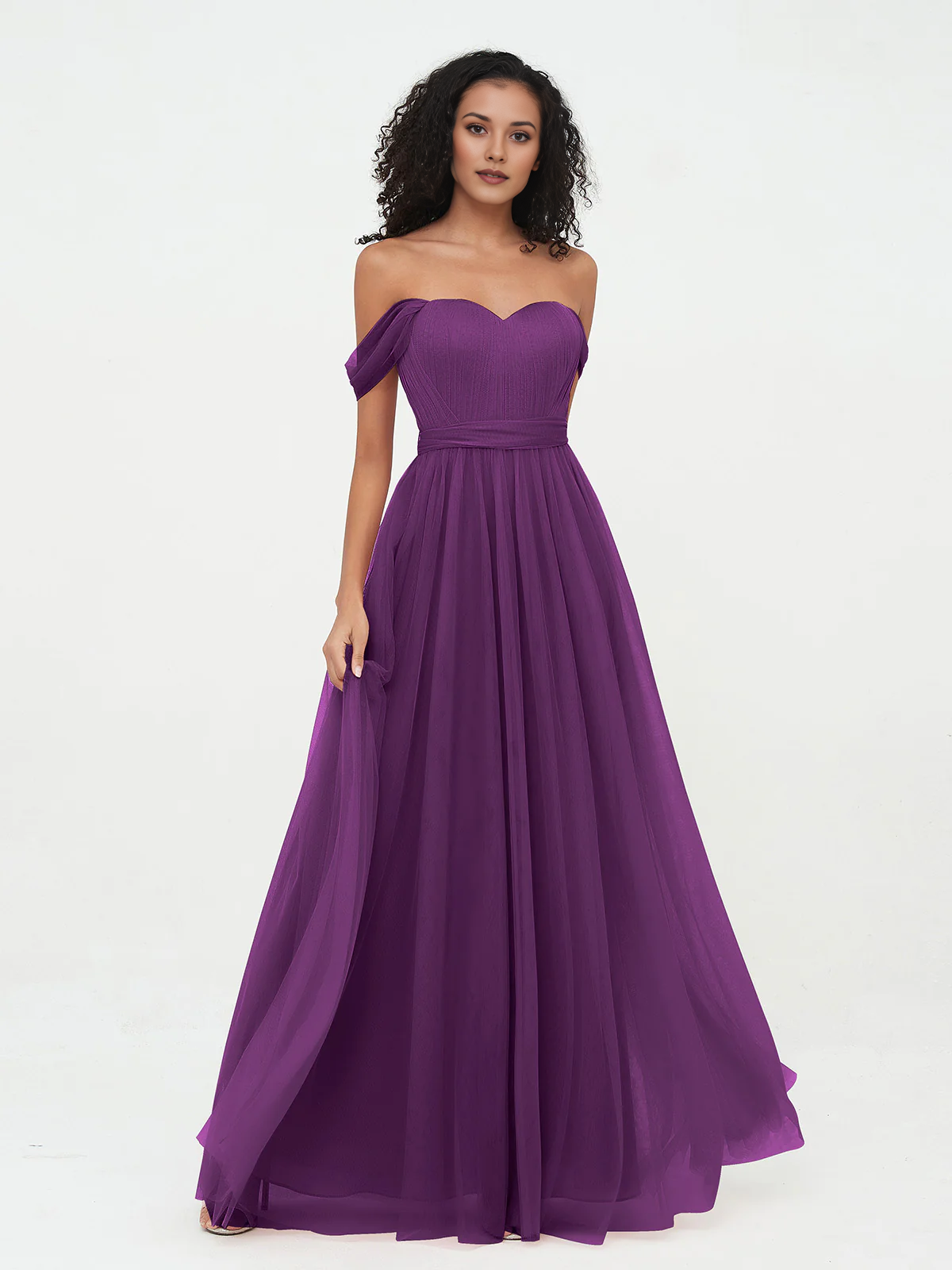 Vestido largo de dama de honor con hombros descubiertos, escote corazón, cintura plisada de tul y lazo en la espalda.