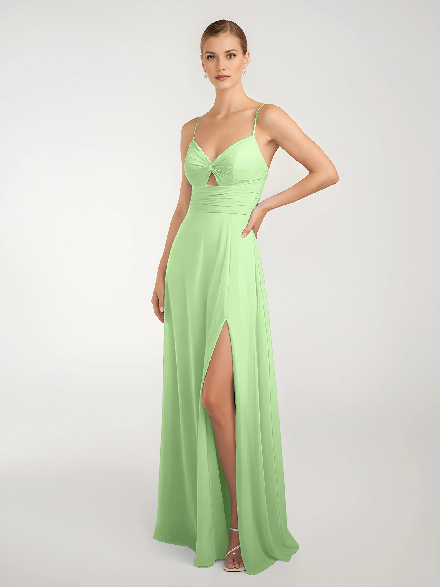 Vestido de dama de honor largo hasta el suelo de raso con cuello desbocado, tirantes finos y espalda cruzada