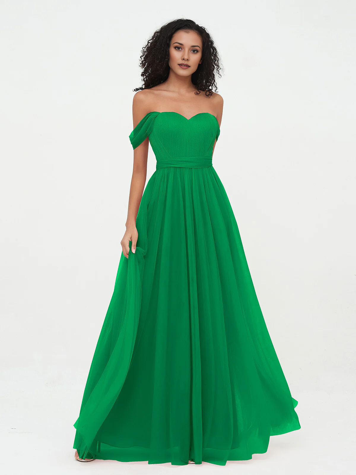 Vestido largo de dama de honor con hombros descubiertos, escote corazón, cintura plisada de tul y lazo en la espalda.
