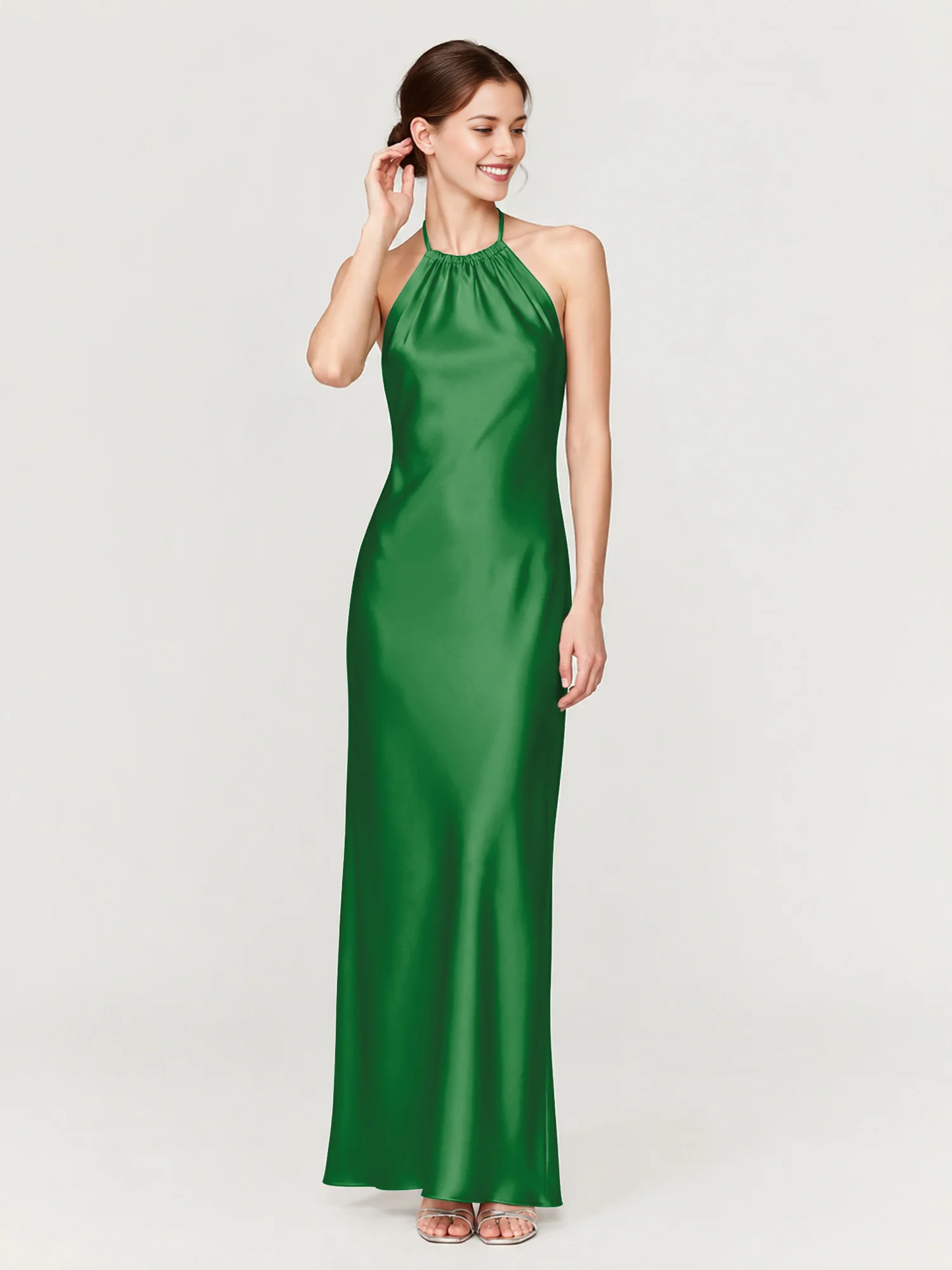 Vestido largo de dama de honor con hombros descubiertos, escote corazón, cintura plisada de tul y lazo en la espalda.