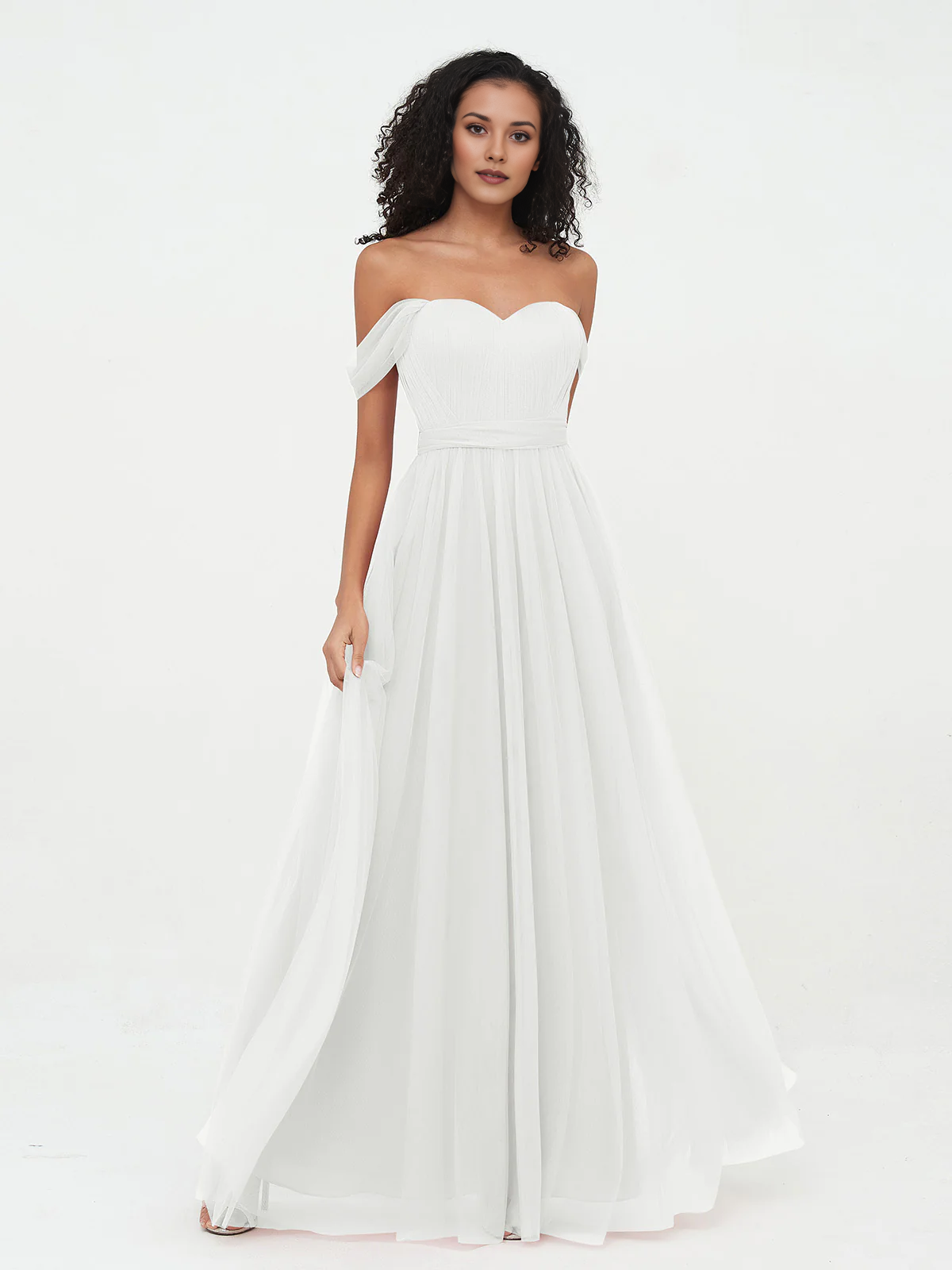 Vestido largo de dama de honor con hombros descubiertos, escote corazón, cintura plisada de tul y lazo en la espalda.