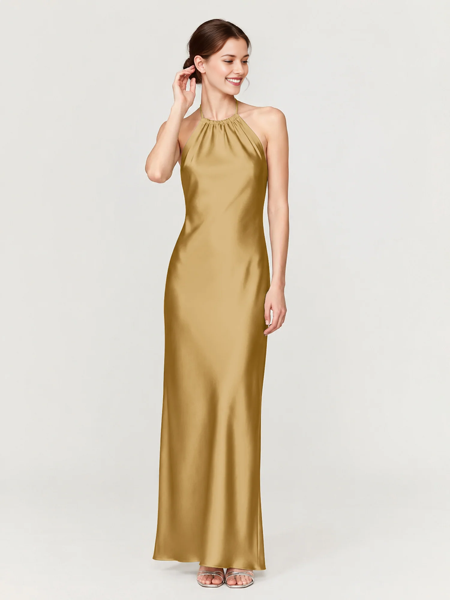 Vestido largo de dama de honor con hombros descubiertos, escote corazón, cintura plisada de tul y lazo en la espalda.