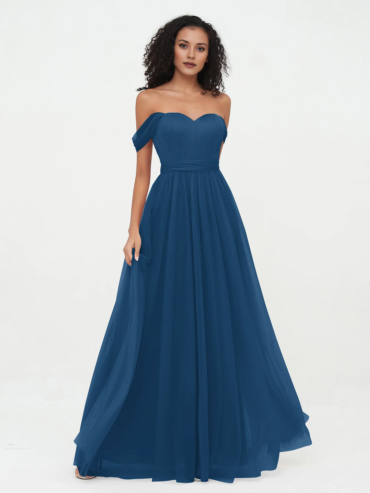 Vestido largo de dama de honor con hombros descubiertos, escote corazón, cintura plisada de tul y lazo en la espalda.