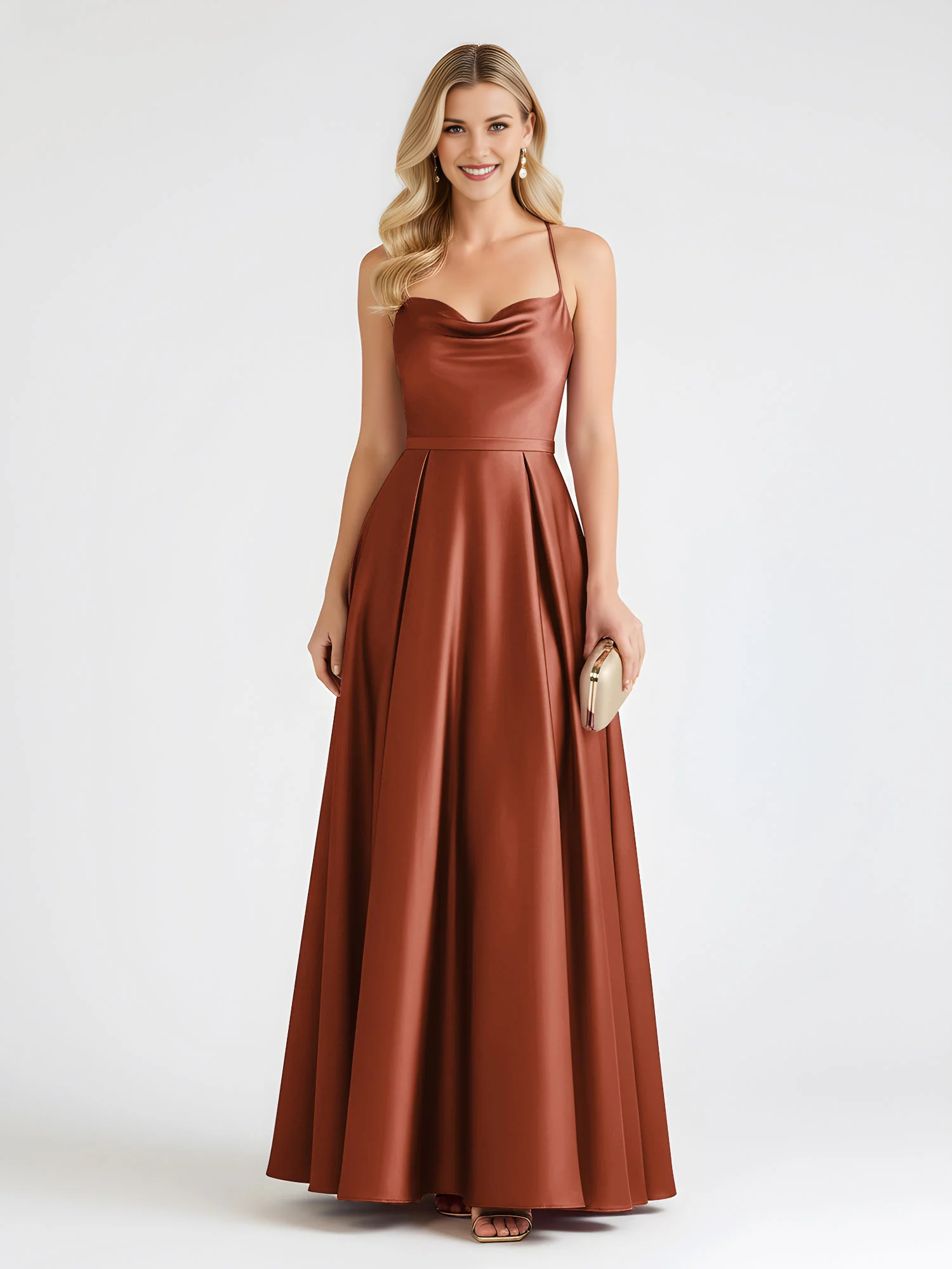 Vestido de dama de honor largo hasta el suelo de raso con cuello desbocado, tirantes finos y espalda cruzada