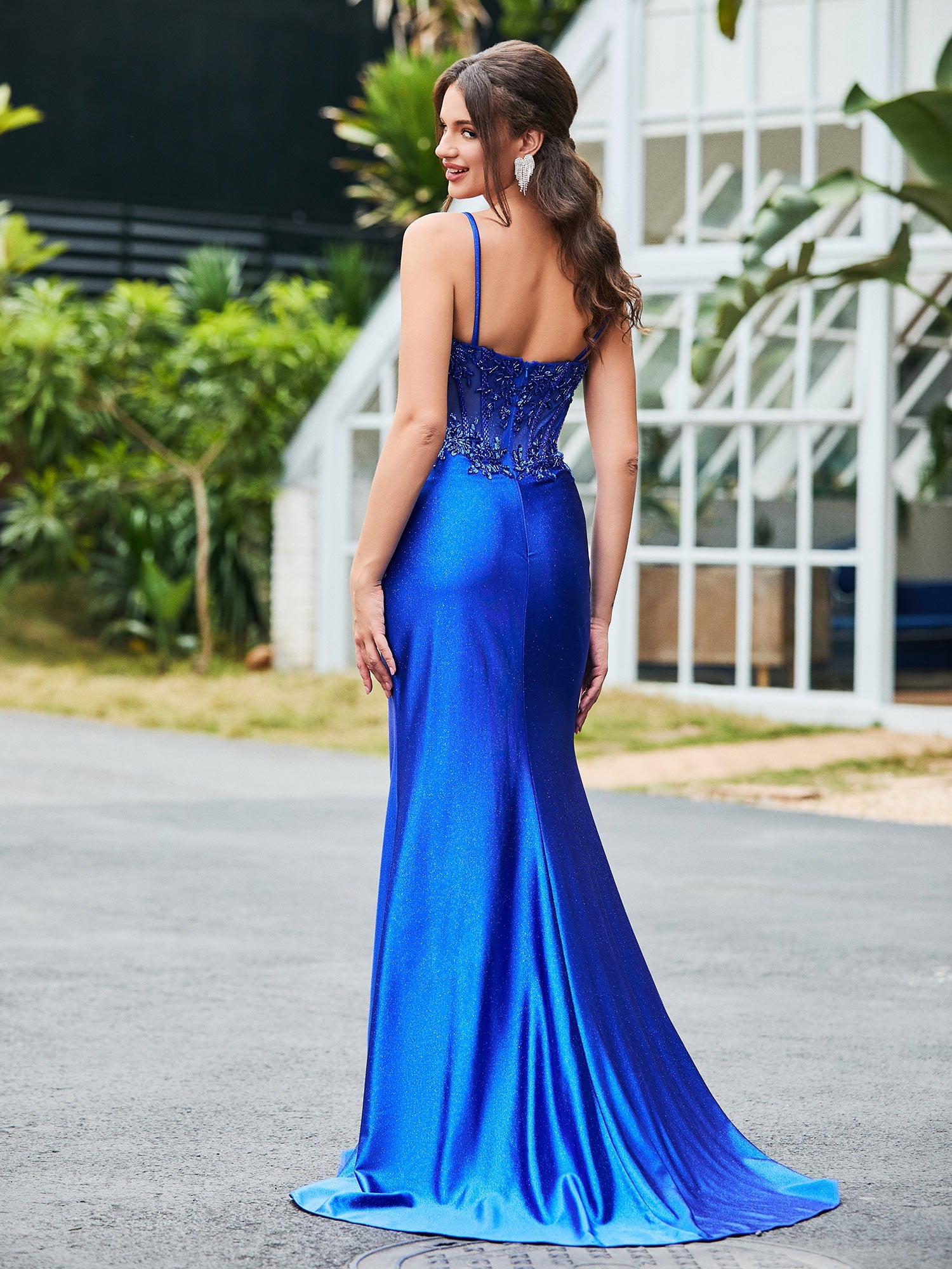 Vestido Formal Largo de Satén Azul Royal con Tirantes Finos, Corsé Transparente, Cuerpo Bordado, Drapeado, Abertura Alta, Corte Sirena y Cola para Fiesta de Graduación y Concursos de Belleza