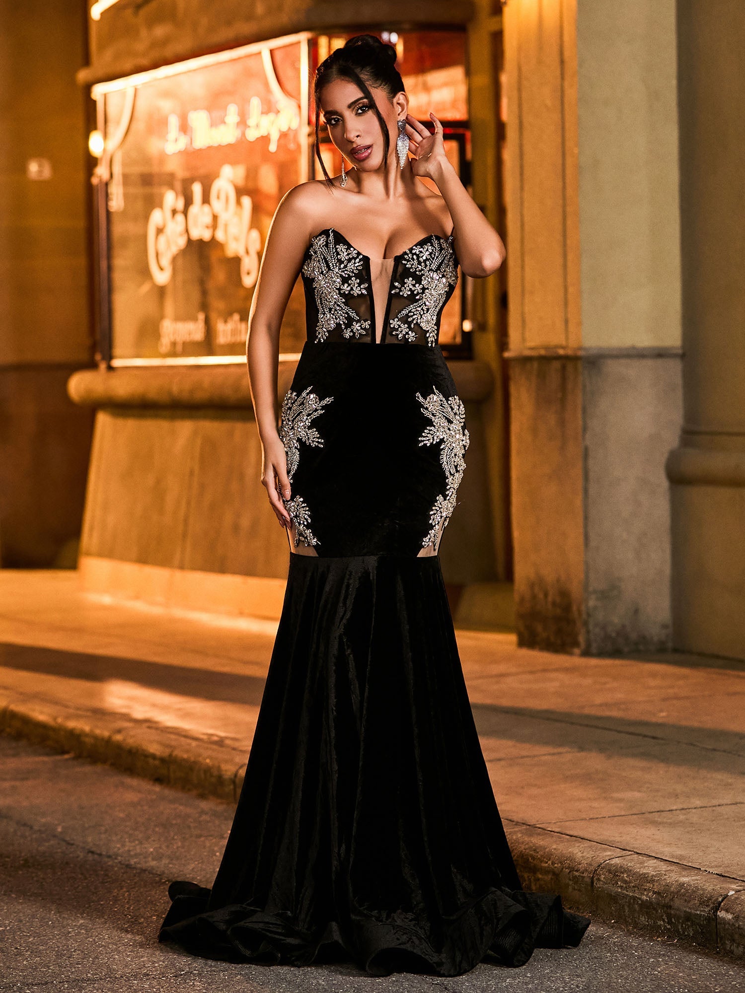 Vestido formal negro de terciopelo sin tirantes con apliques plateados, corsé transparente, abertura alta, estilo sirena maxi con cola para bailes de graduación y eventos de etiqueta