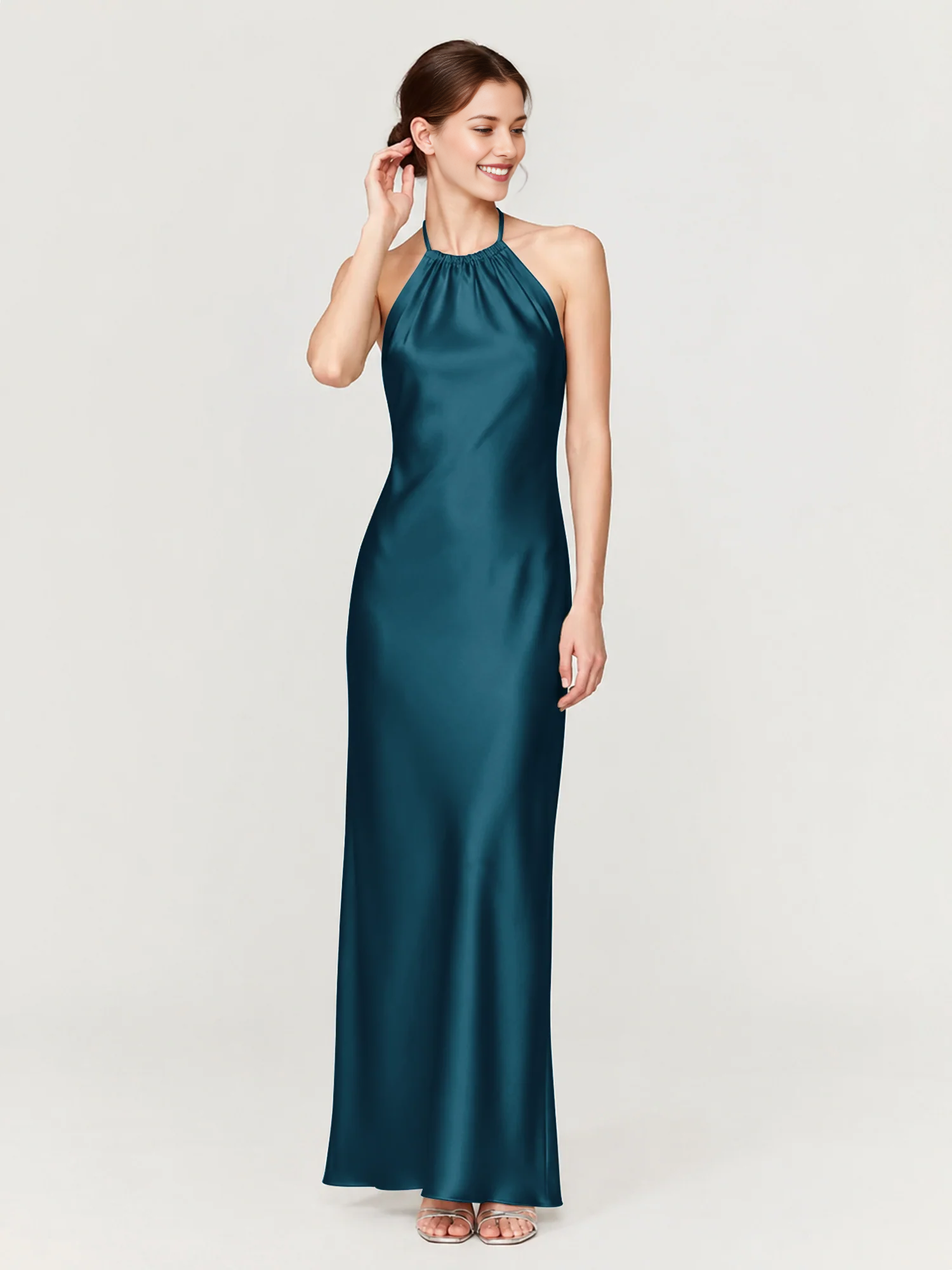 Vestido largo de dama de honor con hombros descubiertos, escote corazón, cintura plisada de tul y lazo en la espalda.