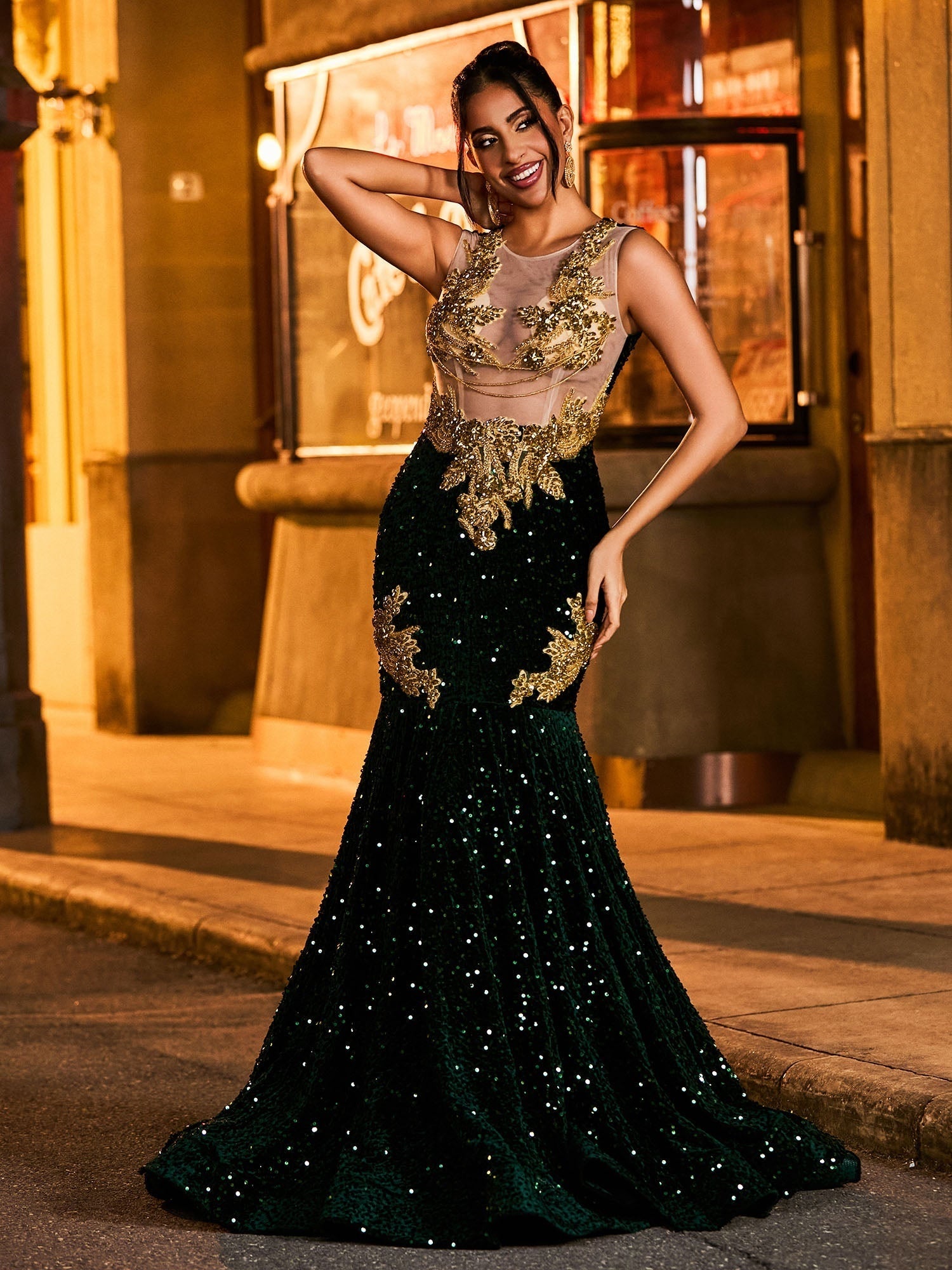 Vestido largo fucsia de lentejuelas con cuello halter, escote en V profundo y abertura alta, ajustado para eventos de graduación y concursos de belleza