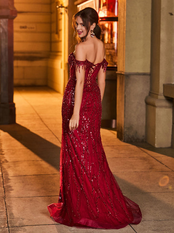Vestido Formal Largo de Sirena Rojo con Lentejuelas, Escote Bardot, Corsé Corazón con Pedrería, Drapeado, Abertura Alta y Cola para Baile de Graduación y Concursos de Belleza