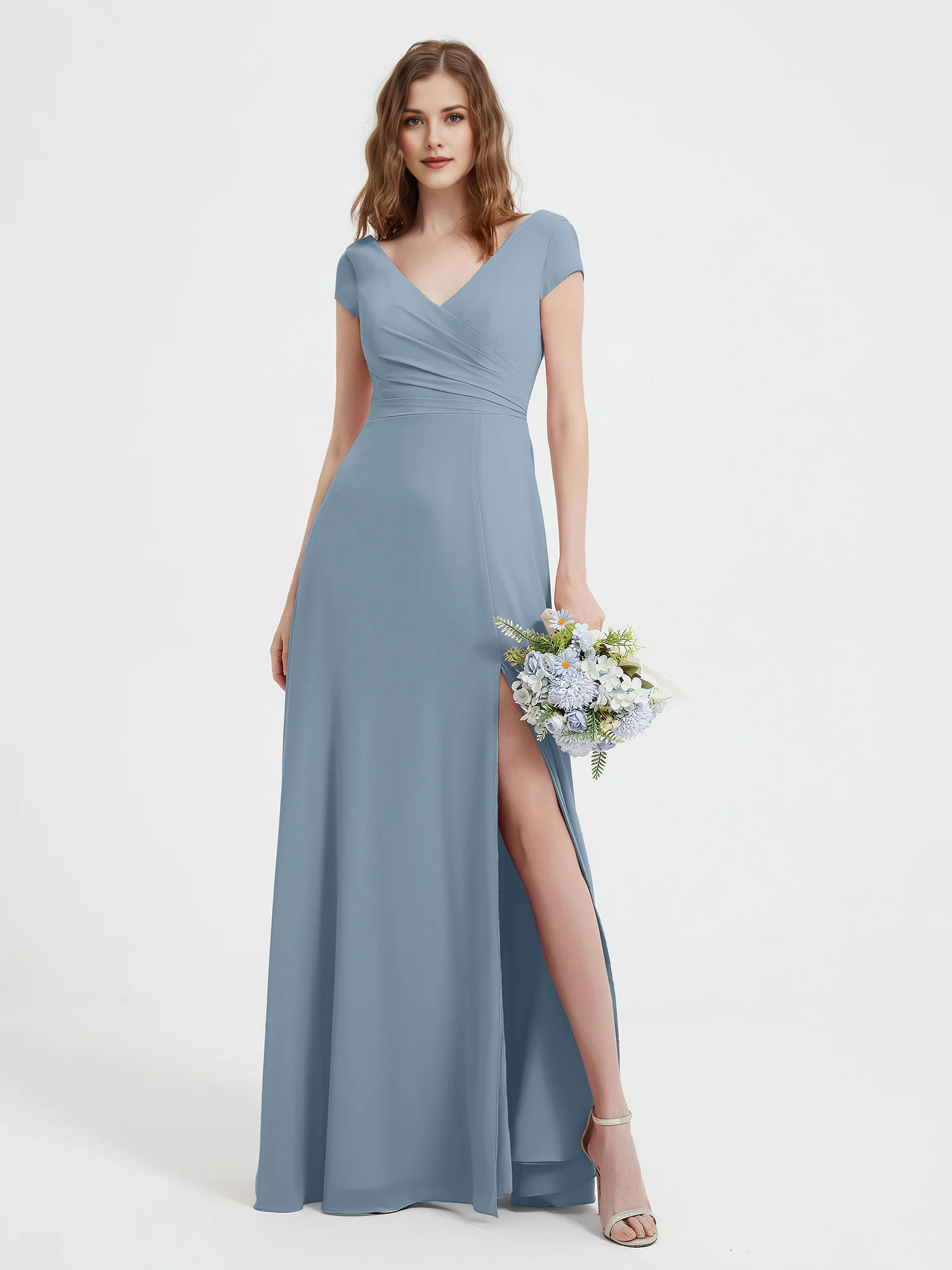 Vestido largo de noche de gasa para damas de honor con cuello en V, manga casquillo, cintura cruzada y abertura alta