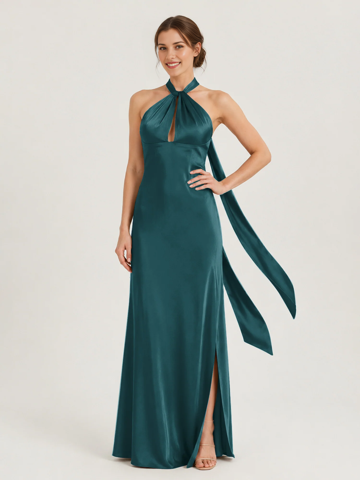 Vestido largo de dama de honor con hombros descubiertos, escote corazón, cintura plisada de tul y lazo en la espalda.