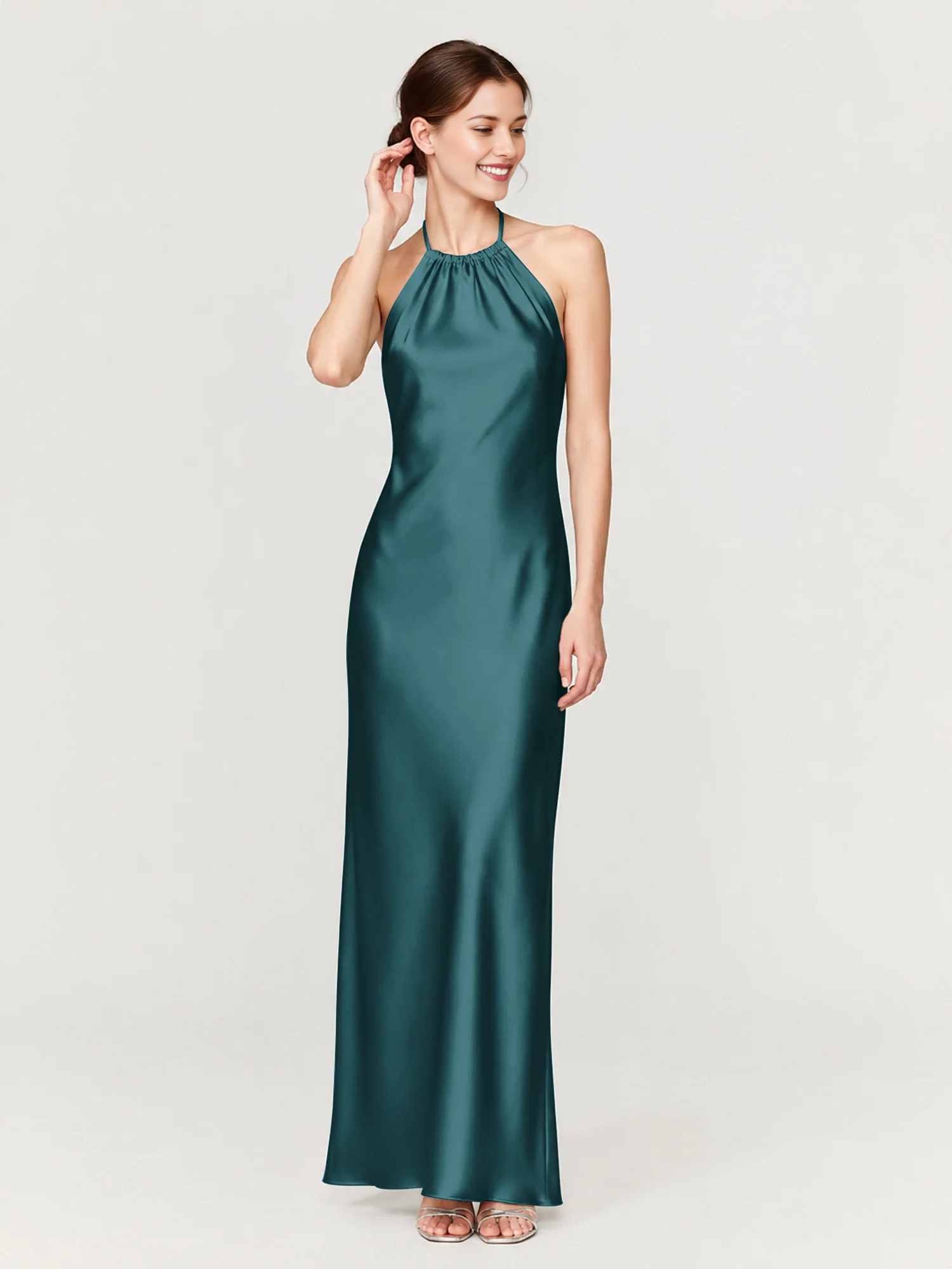 Vestido largo de dama de honor con hombros descubiertos, escote corazón, cintura plisada de tul y lazo en la espalda.