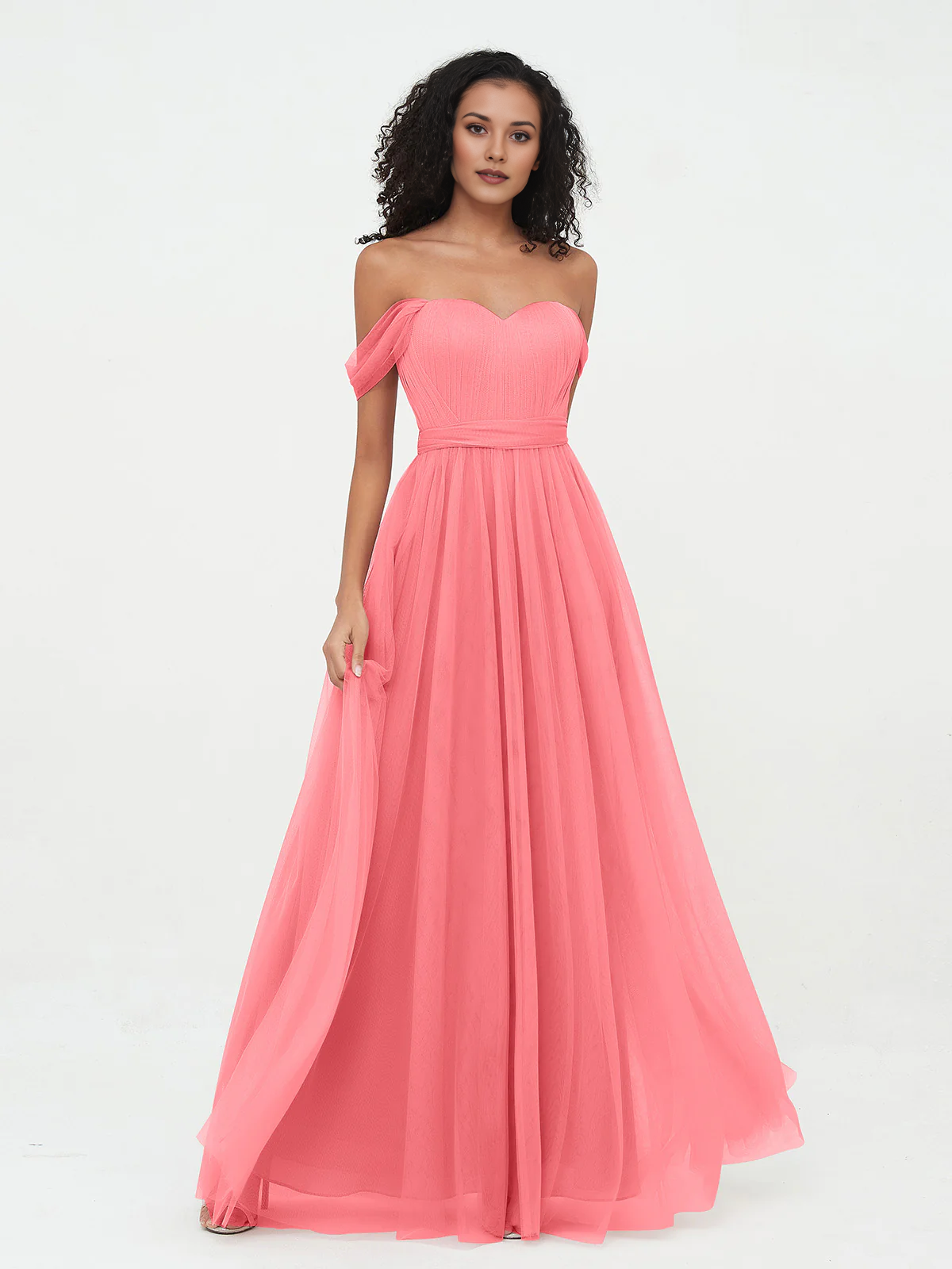 Vestido largo de dama de honor con hombros descubiertos, escote corazón, cintura plisada de tul y lazo en la espalda.