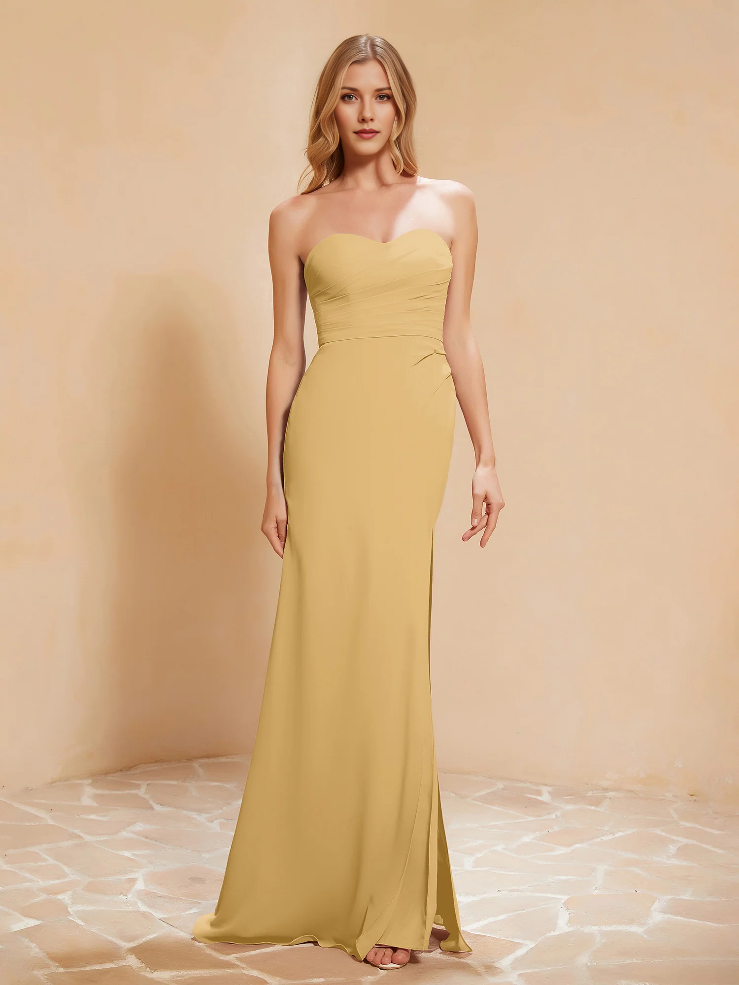 Vestido de noche largo de dama de honor de chifón con escote corazón sin tirantes, cintura fruncida y abertura alta estilo sirena
