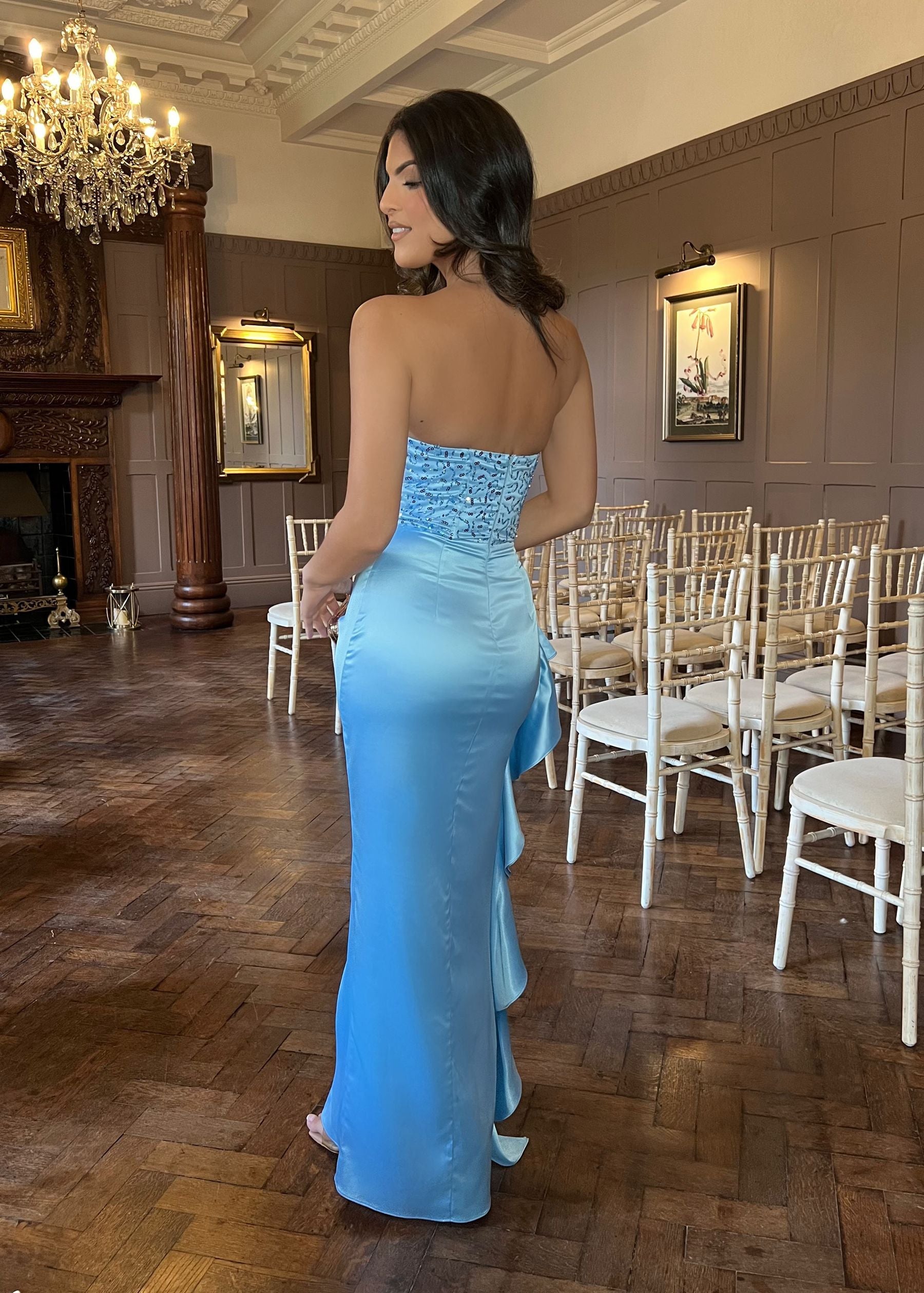 Elegante vestido de noche sin tirantes con corpiño fruncido, faldas de fiesta de corte A de talle alto y abertura lateral