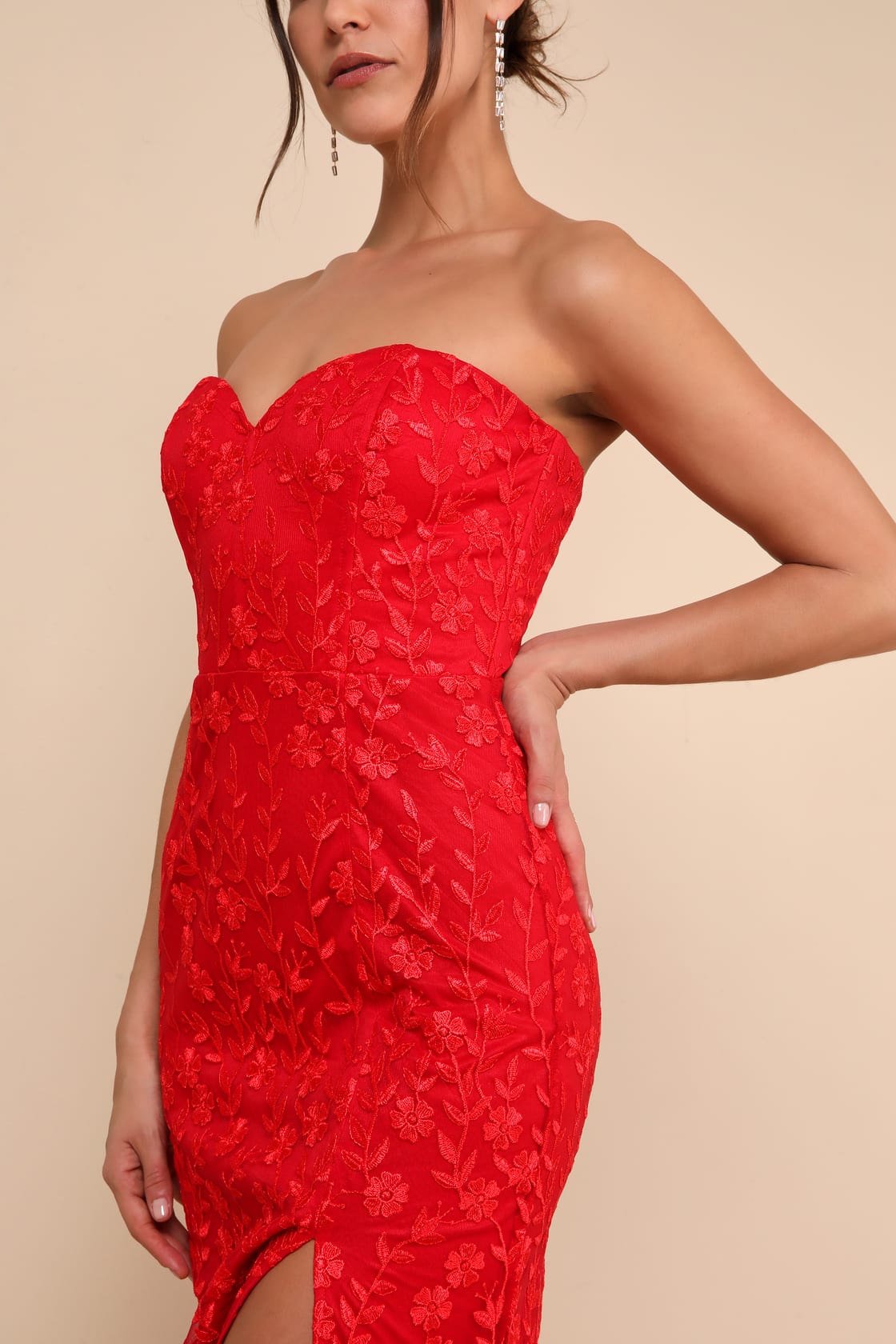 Vestido largo de noche formal sin tirantes con bordado floral, corte trompeta/sirena y abertura alta para fiesta de graduación