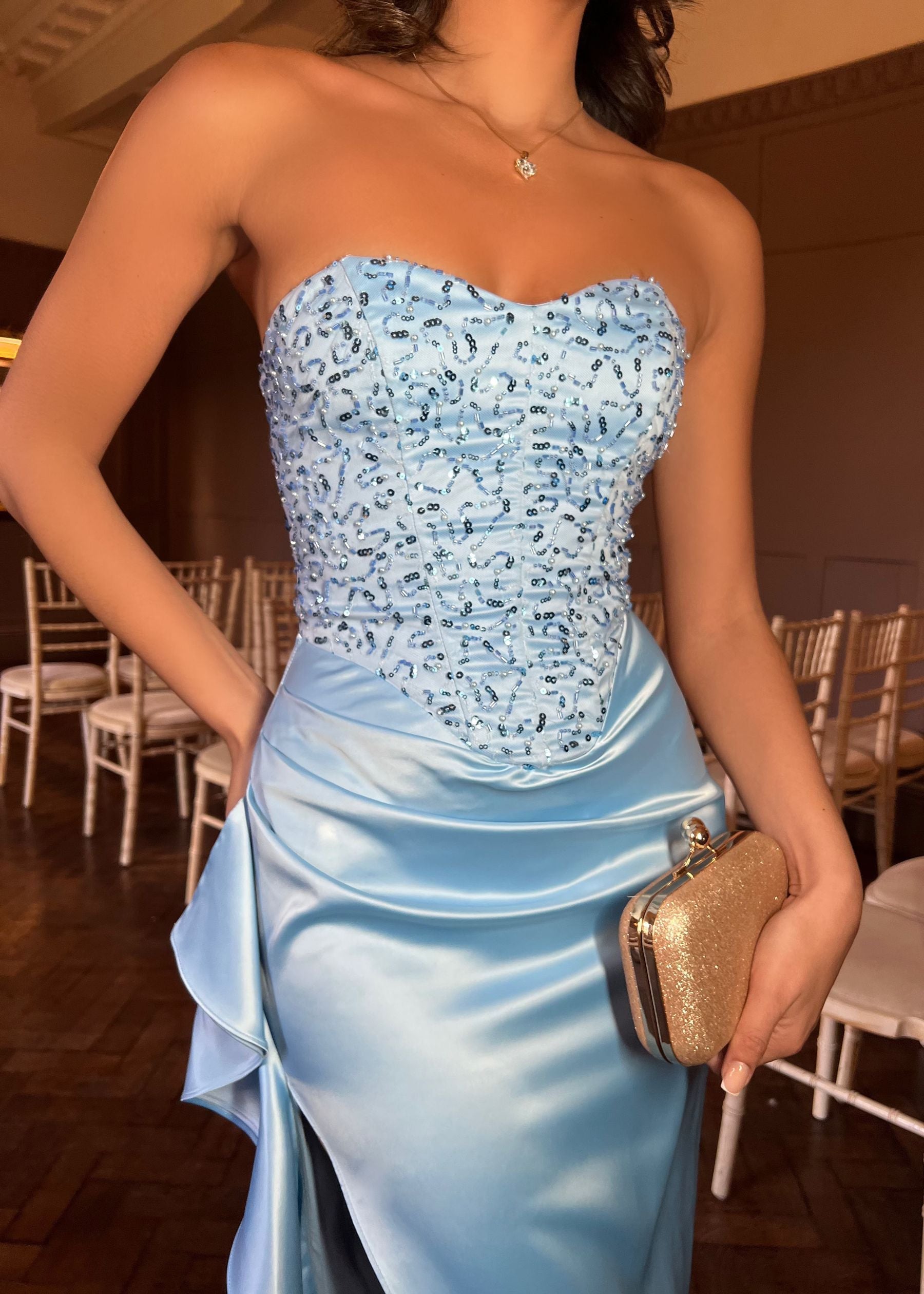 Elegante vestido de noche sin tirantes con corpiño fruncido, faldas de fiesta de corte A de talle alto y abertura lateral