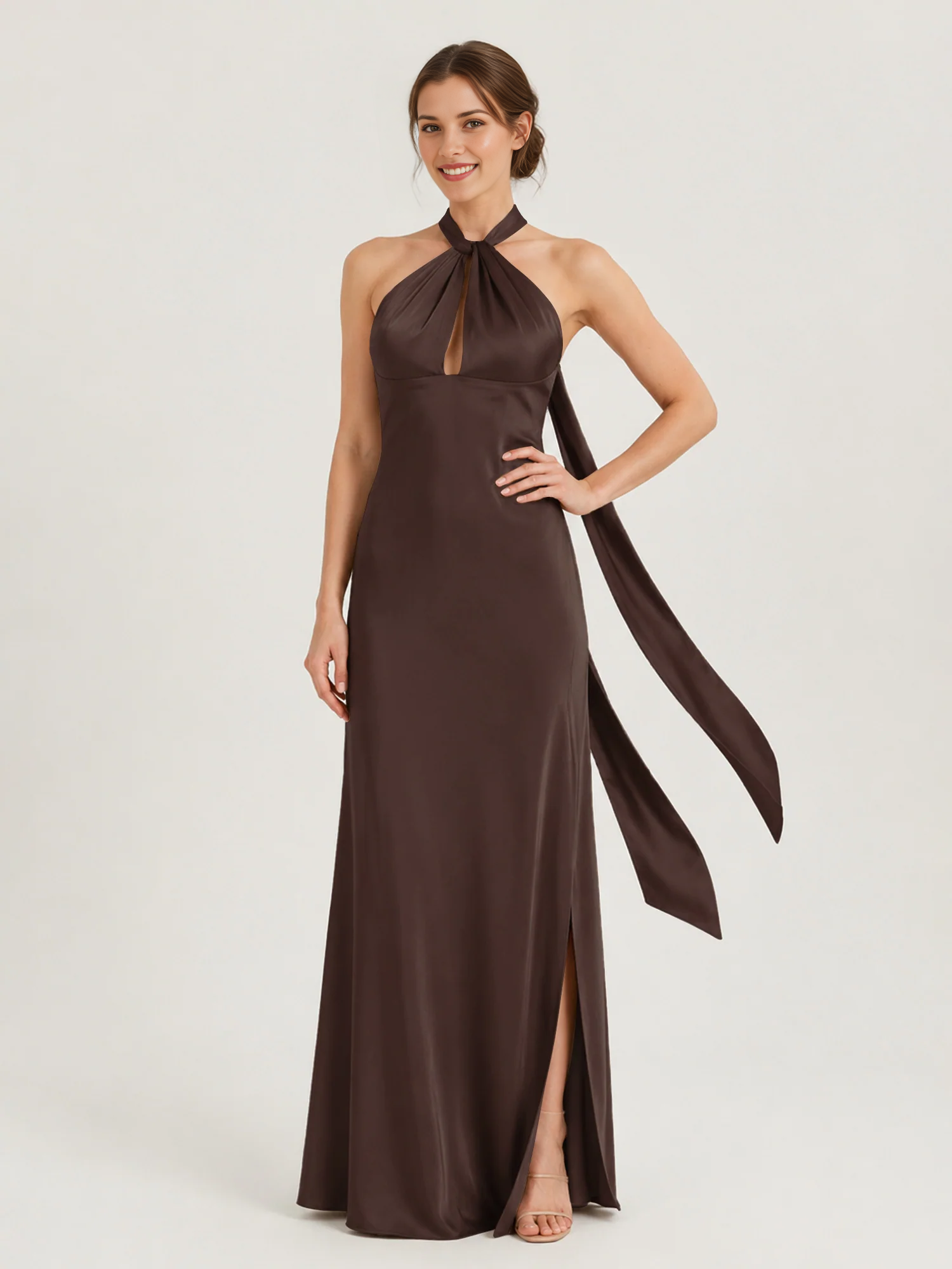 Vestido largo de dama de honor con hombros descubiertos, escote corazón, cintura plisada de tul y lazo en la espalda.