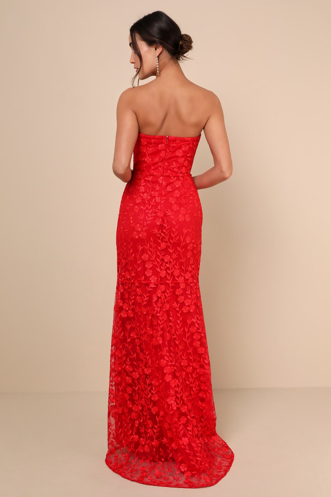 Vestido largo de noche formal sin tirantes con bordado floral, corte trompeta/sirena y abertura alta para fiesta de graduación