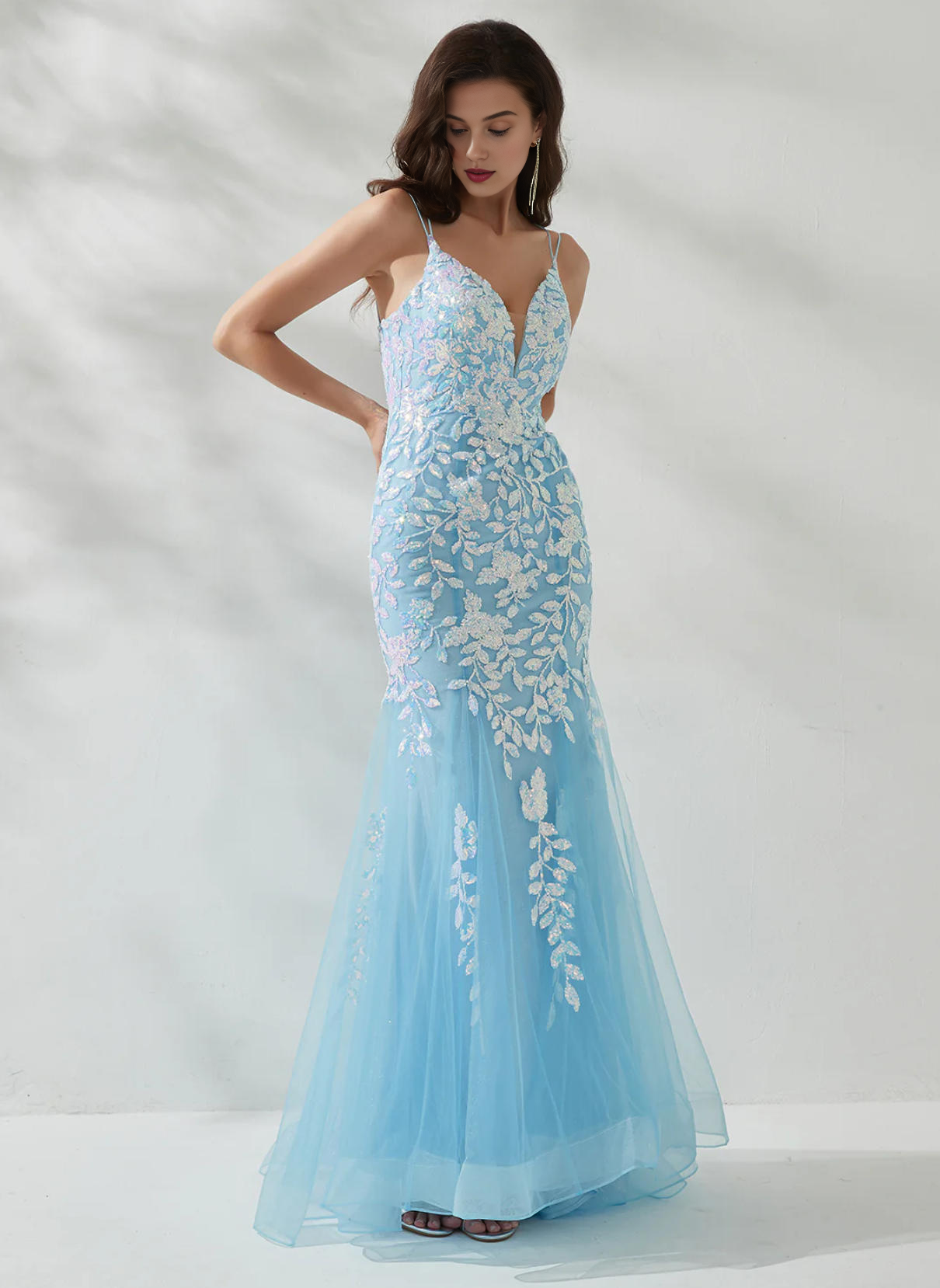 Elegante vestido de fiesta largo hasta el suelo con escote en V profundo, tirantes finos cruzados, apliques de tul y corte de sirena