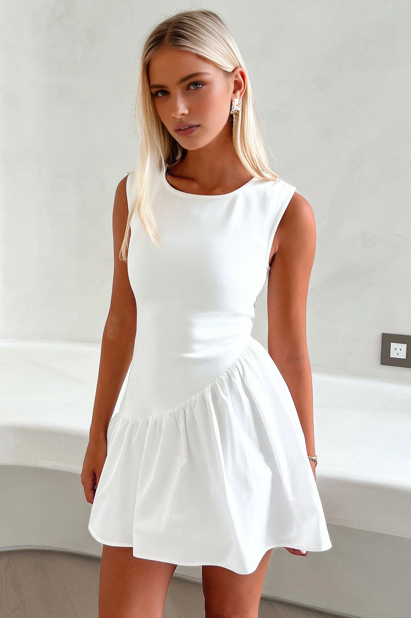 Slim Fit Flared Round Neck Sleeveless Closed Back Mini Homecoming Dress