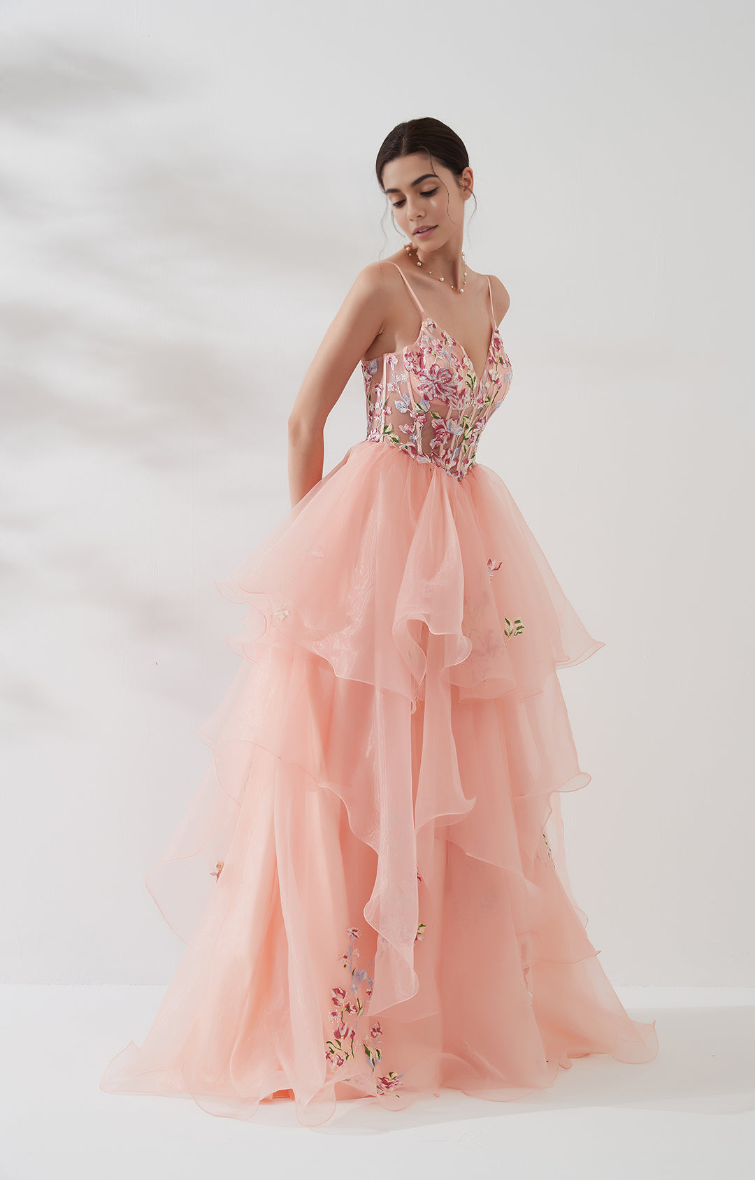 Vestido de fiesta romántico con cuello en V, tirantes finos, espalda descubierta y largo hasta el suelo