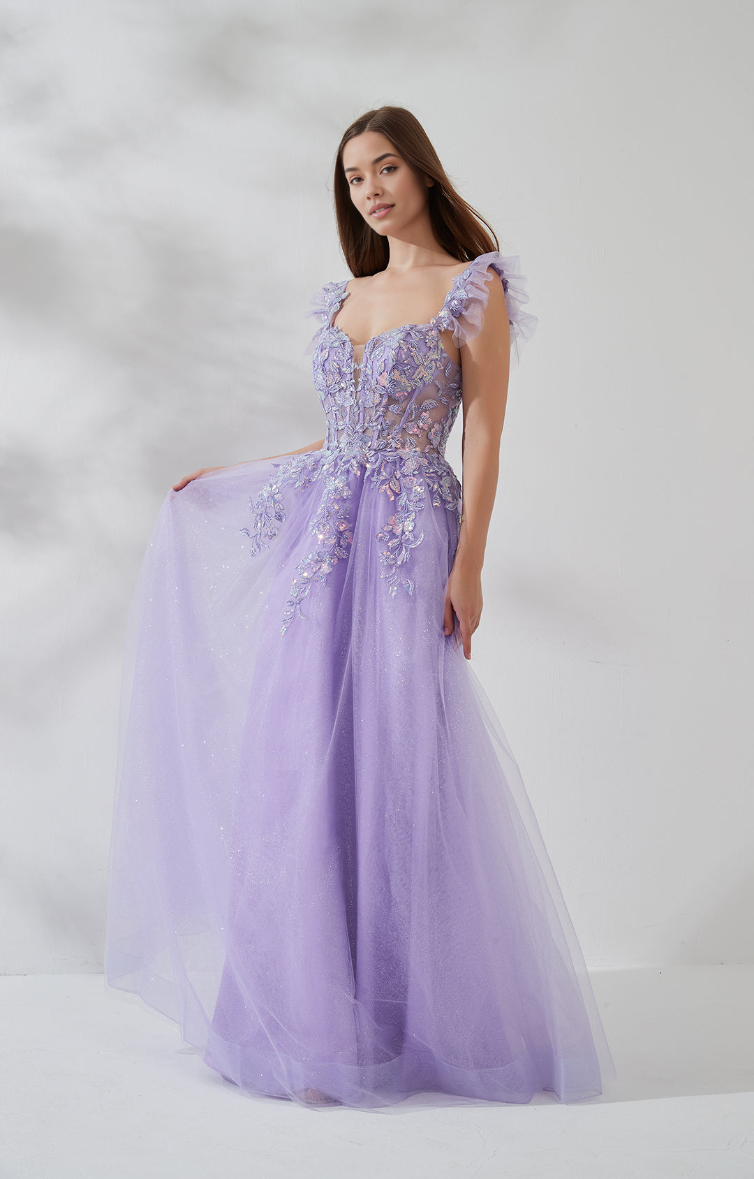 Romántico vestido de fiesta corte princesa con escote corazón, tirantes con volantes, encaje, lentejuelas, espalda descubierta y largo hasta el suelo para prom.