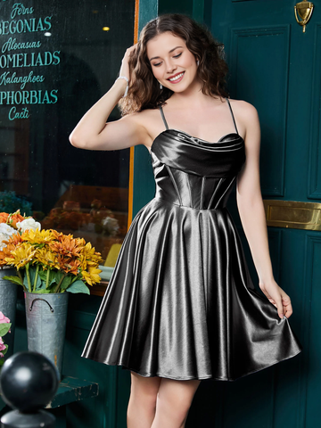 Minivestido de bienvenida satinado con cuello vuelto, deshuesado tipo corsé, tirantes finos y espalda con cordones