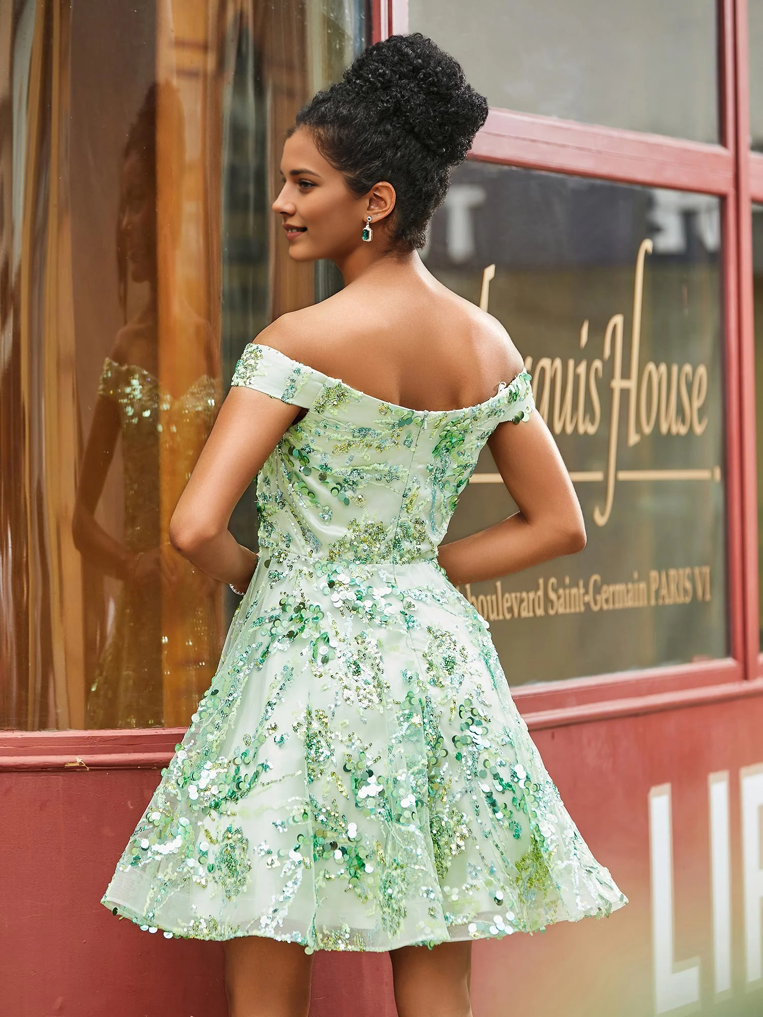 Minivestido con lentejuelas en verde menta y hombros descubiertos - Vestido de cóctel y regreso a casa con corte en A y adornos florales