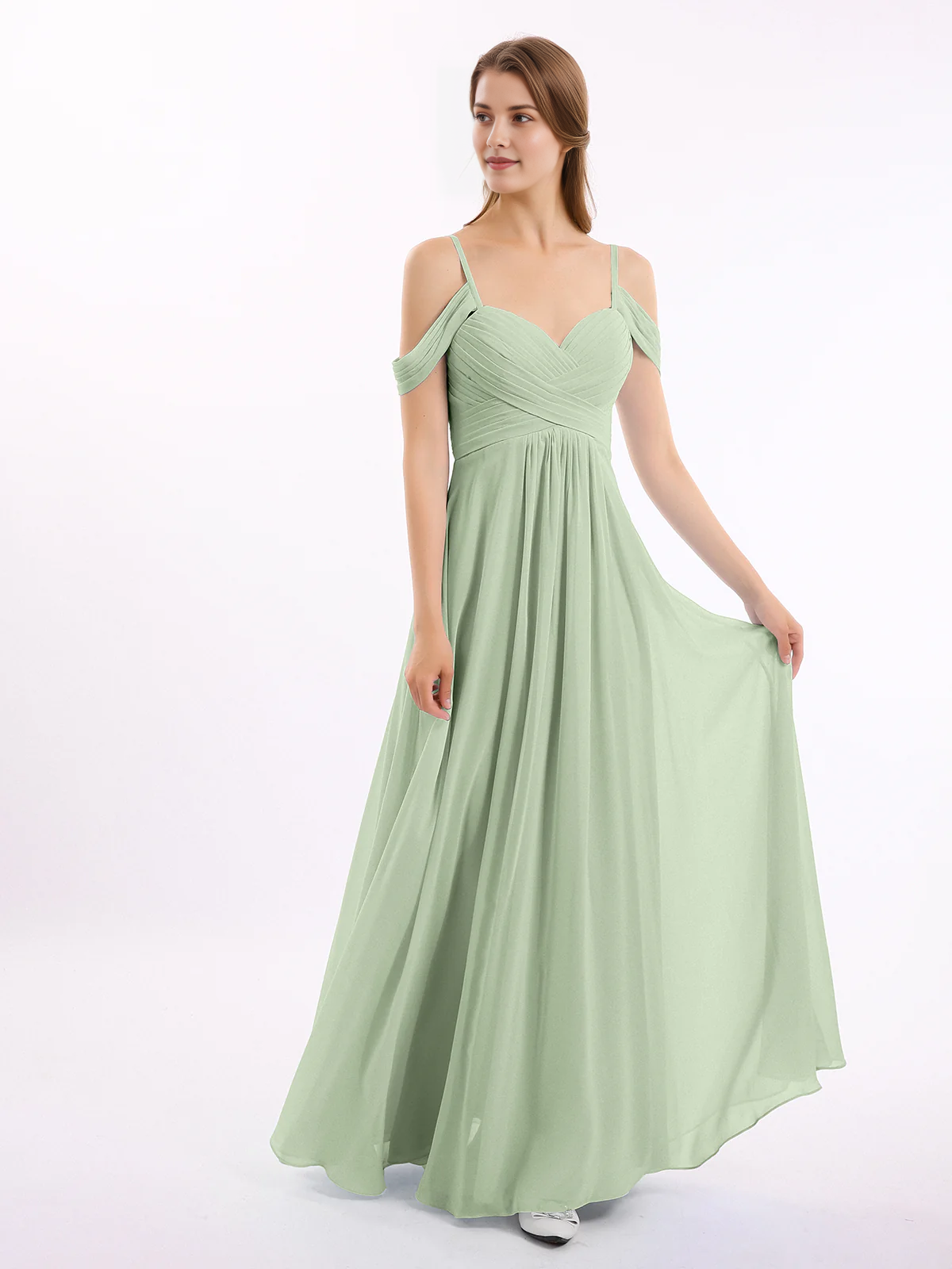 Vestido largo de dama de honor de chifón con hombros descubiertos, tirantes finos, escote corazón y fruncido