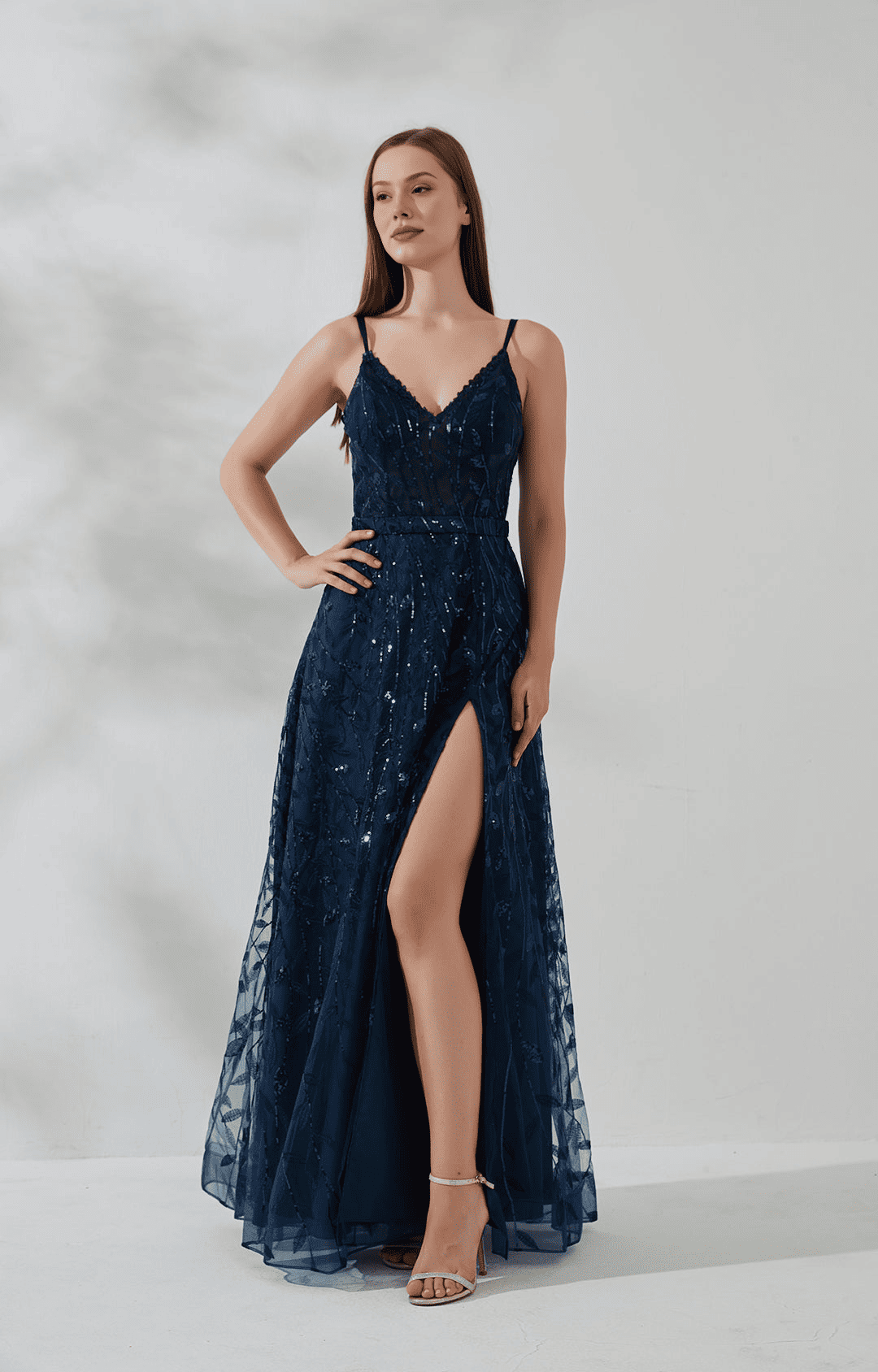 Vestido de noche largo con tirantes finos, cuello de pico, espalda descubierta, línea A y lentejuelas elegantes para baile de graduación
