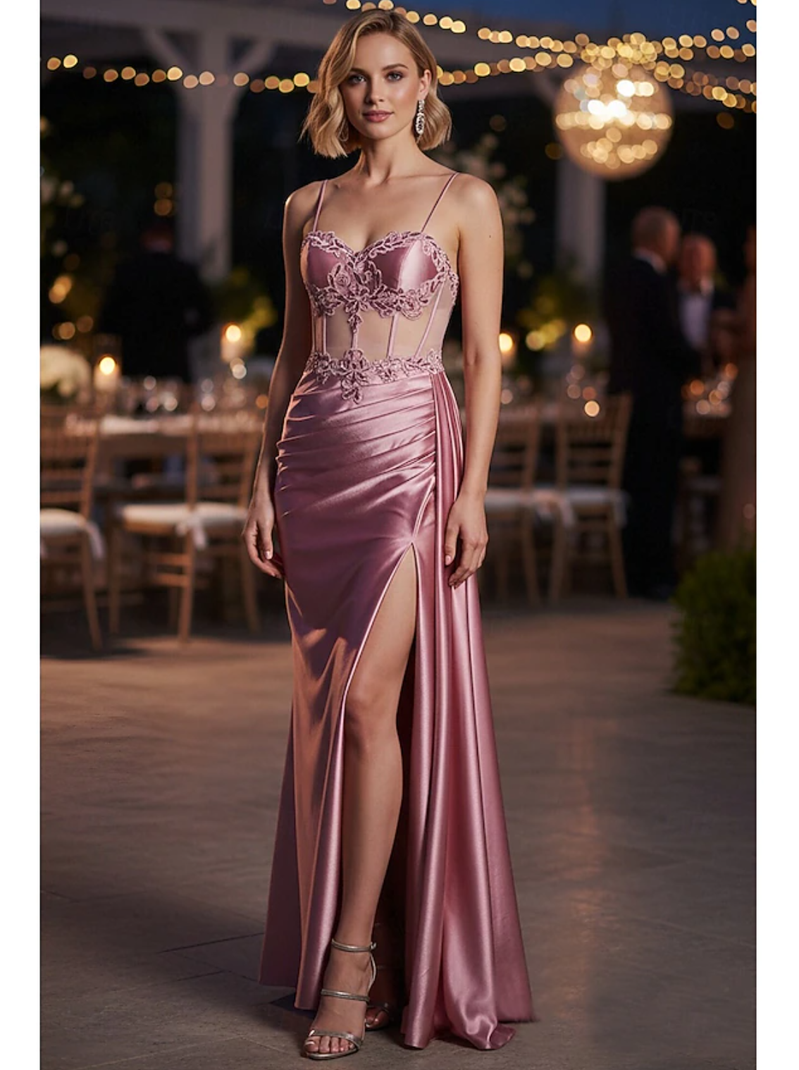 Vestido de noche tipo columna con sobrefalda, cola de barrido, escote corazón, sin mangas, tirantes finos, con aberturas fruncidas y apliques