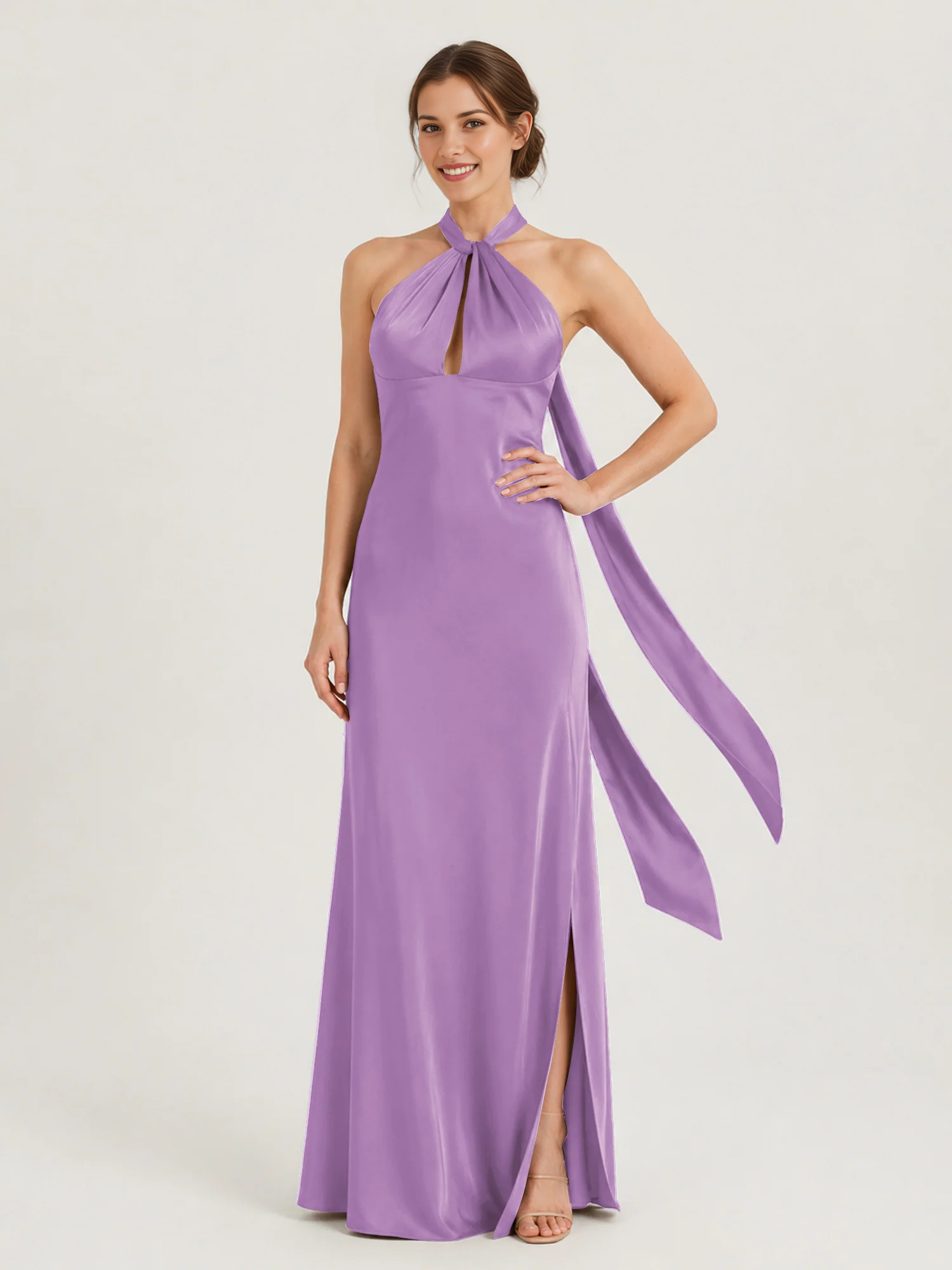 Vestido largo de dama de honor con hombros descubiertos, escote corazón, cintura plisada de tul y lazo en la espalda.
