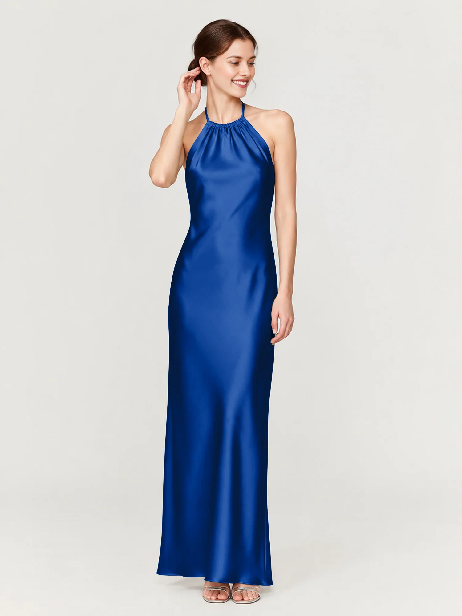 Vestido largo de dama de honor con hombros descubiertos, escote corazón, cintura plisada de tul y lazo en la espalda.