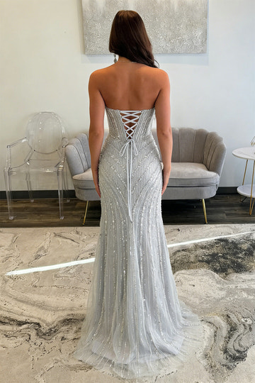 Vestido de fiesta de noche formal tipo sirena con corsé plateado, escote corazón, abalorios y espalda con cordones y abertura alta