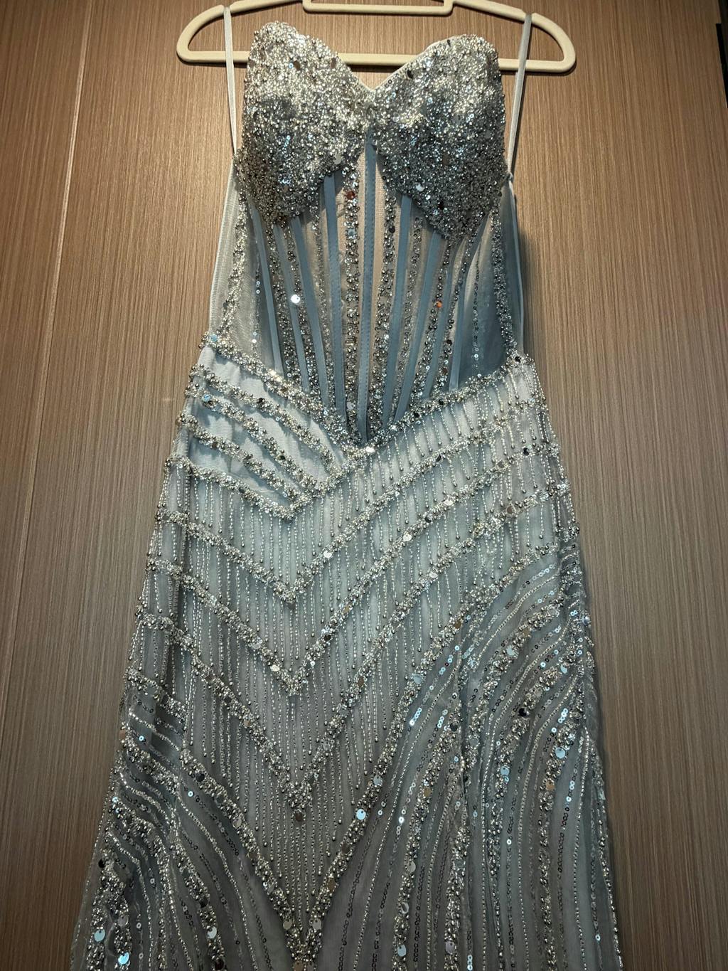 Vestido de fiesta de noche formal tipo sirena con corsé plateado, escote corazón, abalorios y espalda con cordones y abertura alta