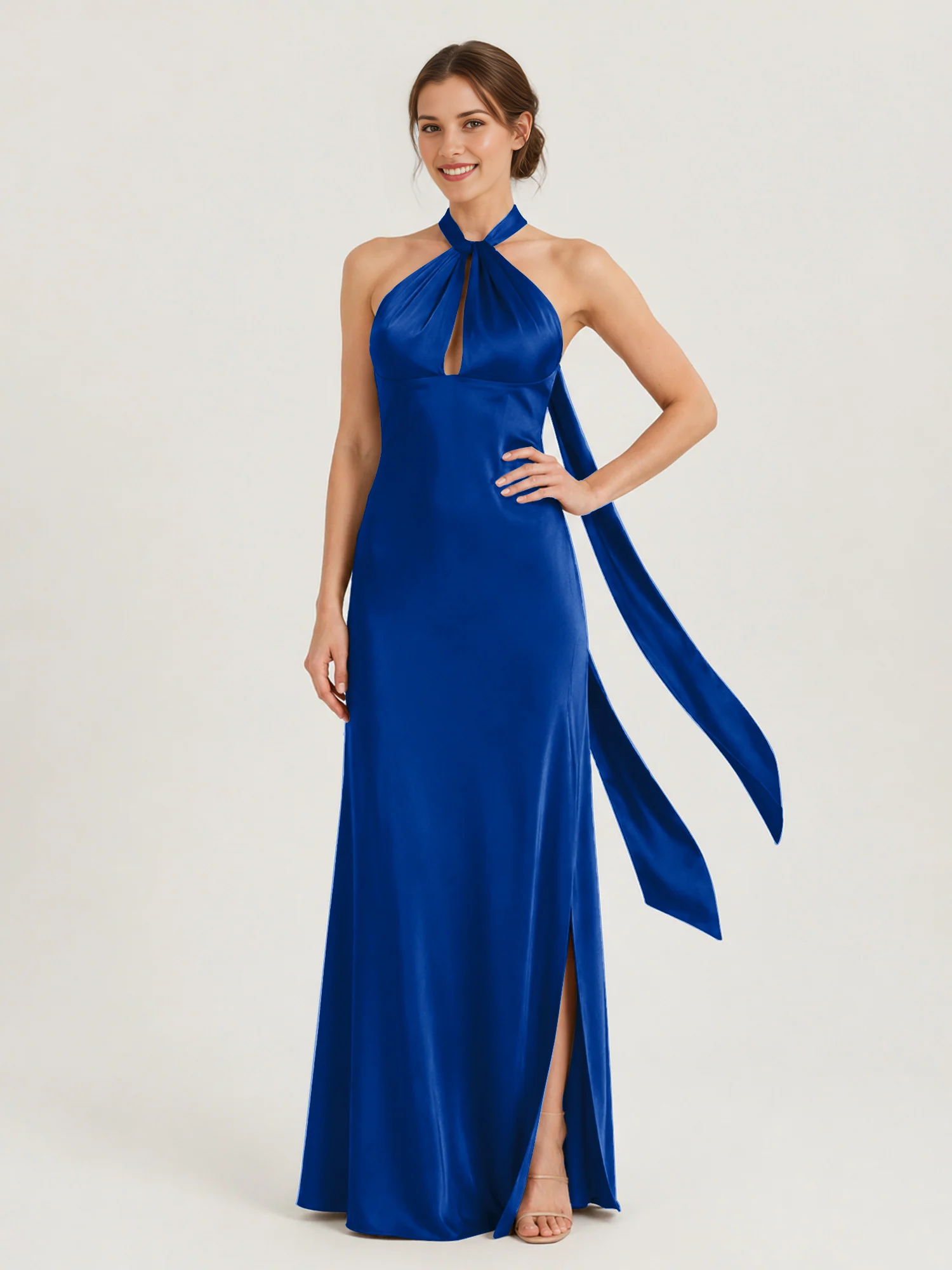 Vestido largo de dama de honor con hombros descubiertos, escote corazón, cintura plisada de tul y lazo en la espalda.