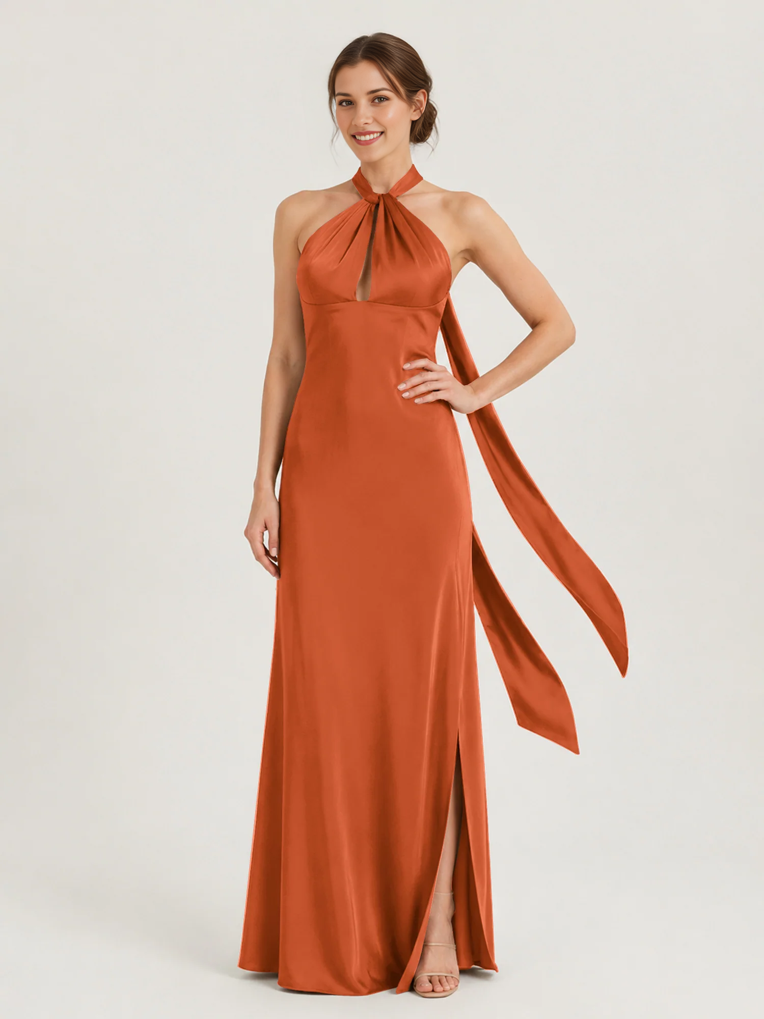 Vestido largo de dama de honor con hombros descubiertos, escote corazón, cintura plisada de tul y lazo en la espalda.